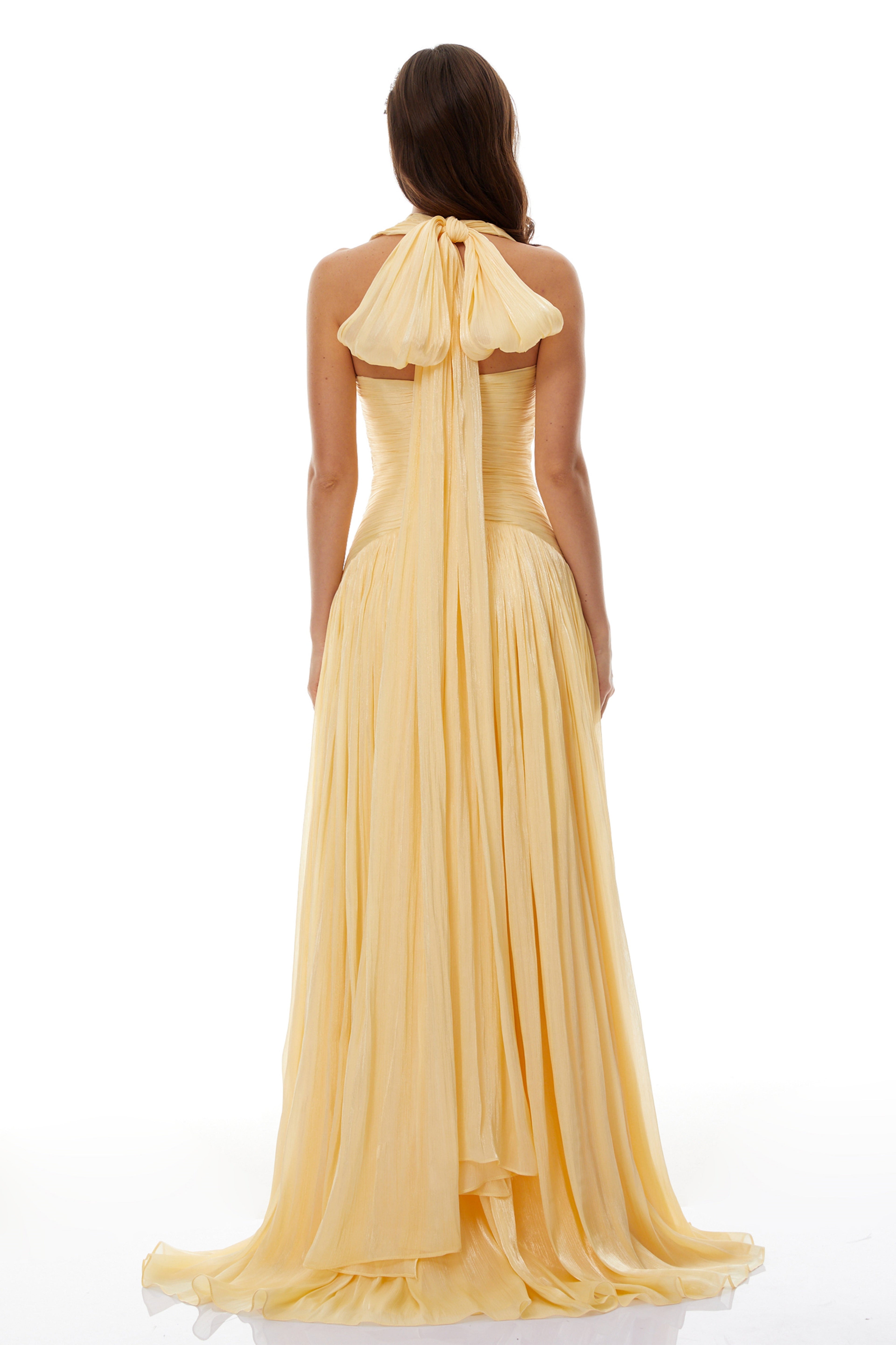 Vestido maxi amarillo Uranie de Bridal con fruncido y diseño elegante, visible en la imagen.