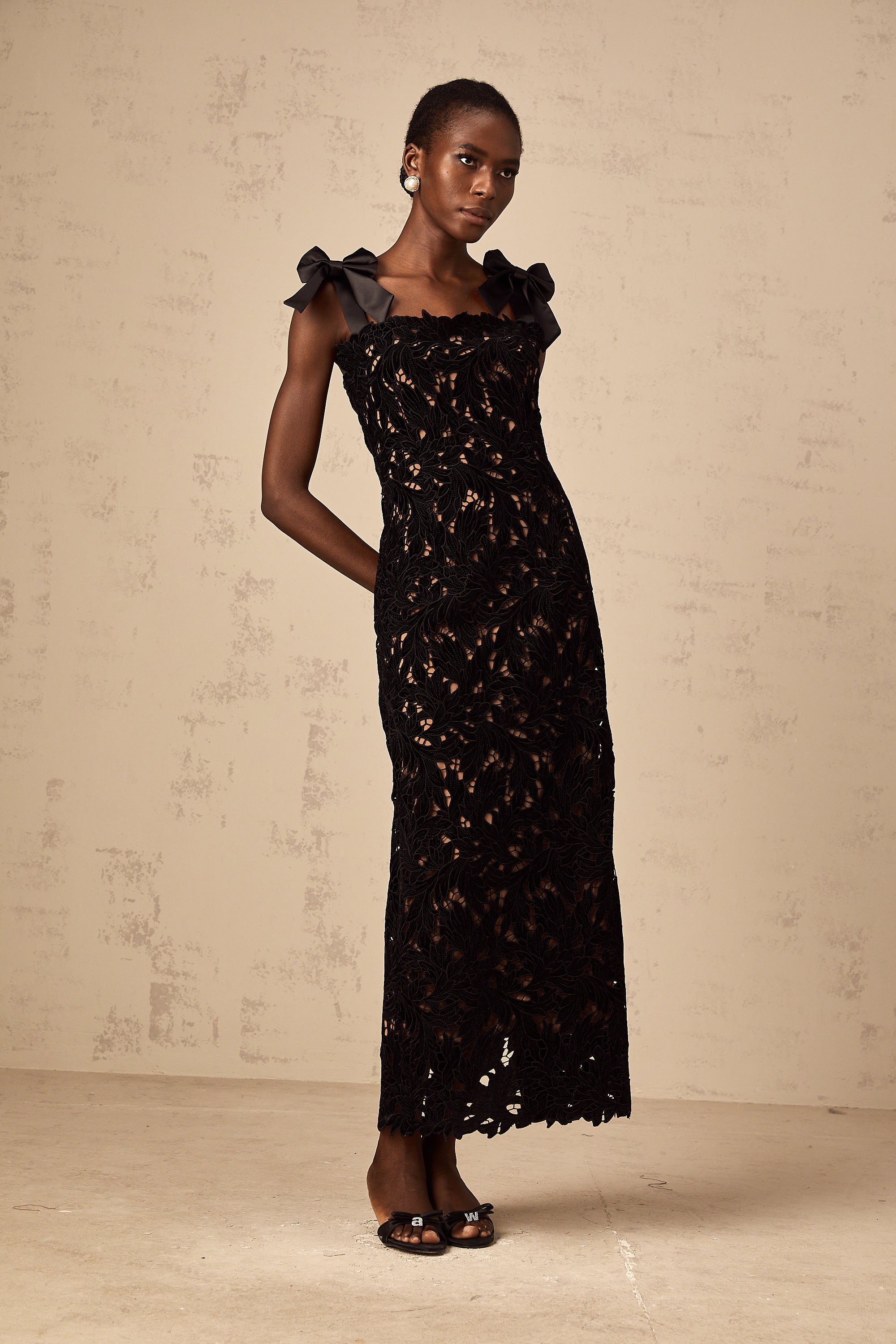 Vestido largo negro con bordado floral de la marca Final Sale, estilo maxi, con detalles elegantes y sofisticados.