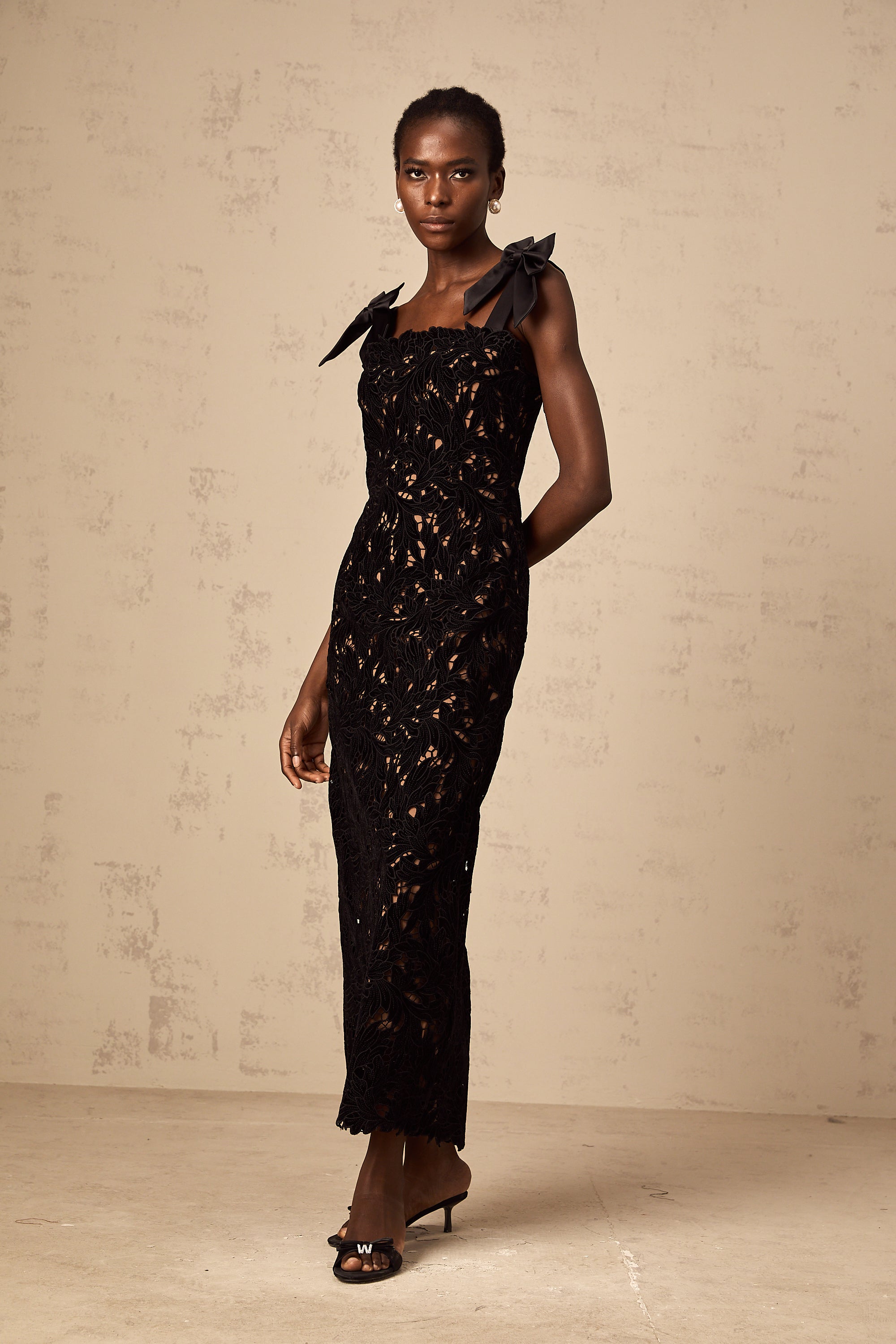 Vestido largo negro con bordado floral de la marca Final Sale, estilo maxi y diseño elegante para ocasiones especiales.
