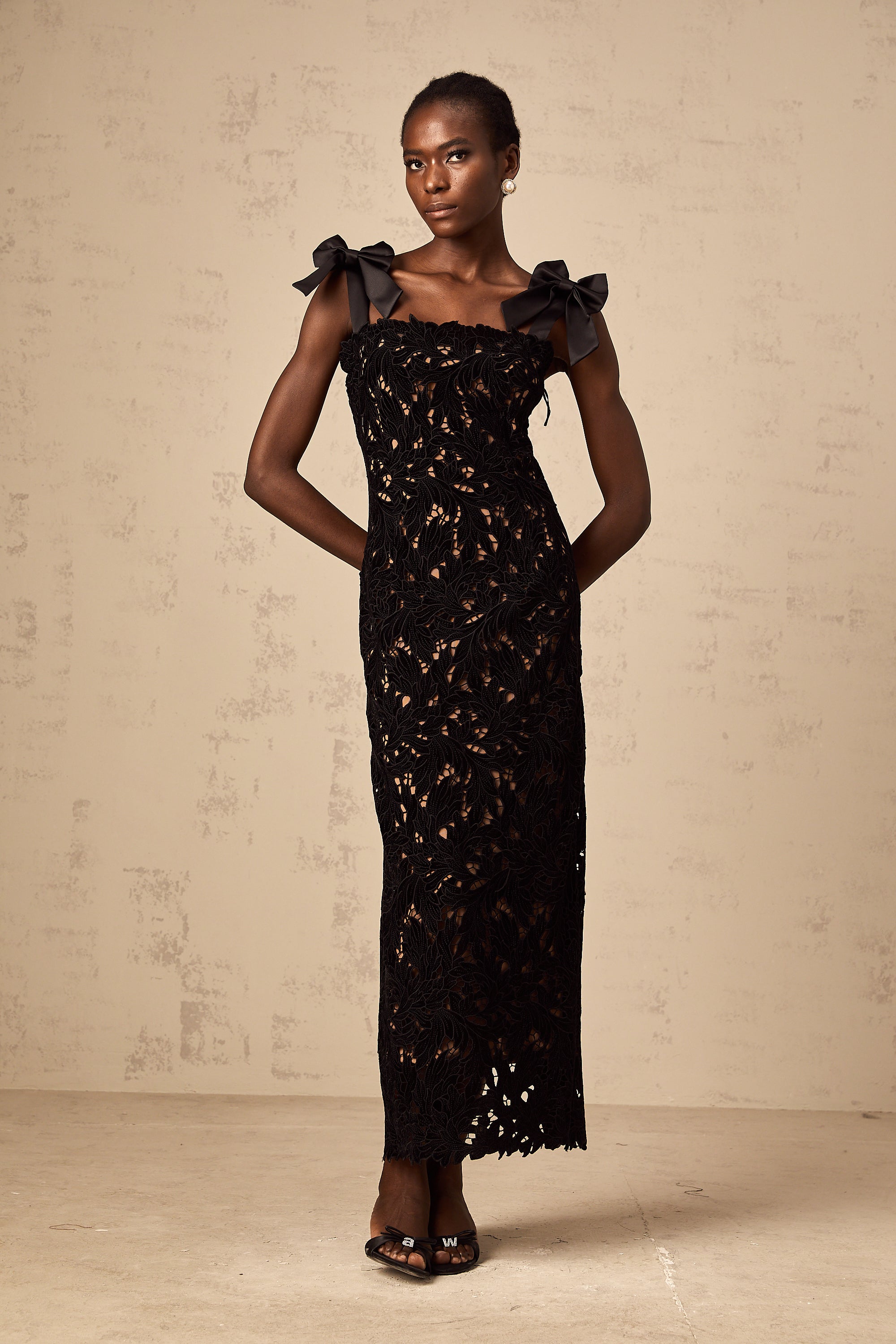 Vestido largo negro con bordados florales de la marca Final Sale, diseño maxi y elegante, para ocasiones especiales.