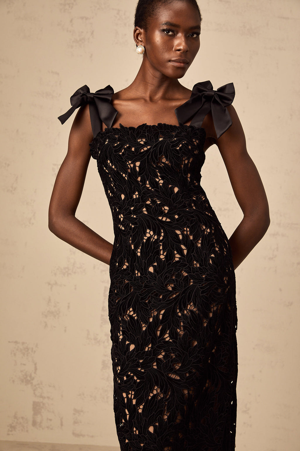 Vestido largo negro con bordados florales de la marca Final Sale, estilo elegante y femenino, mostrado en la imagen.