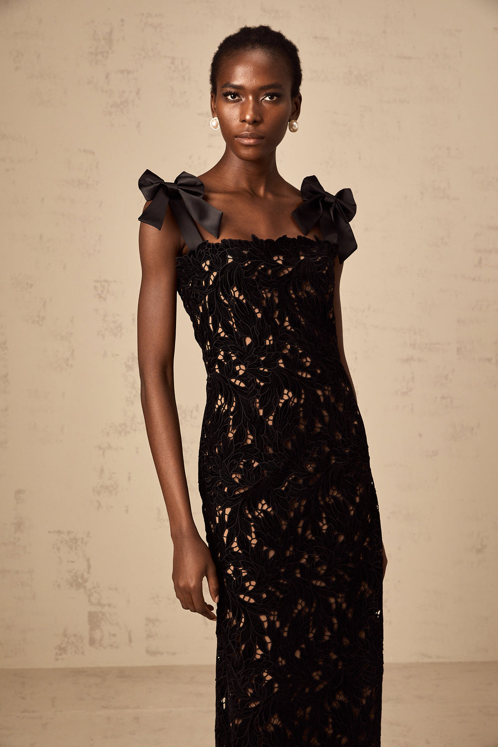 Vestido largo negro con bordados florales de la marca Final Sale, estilo maxi, con detalles elegantes en la parte superior.