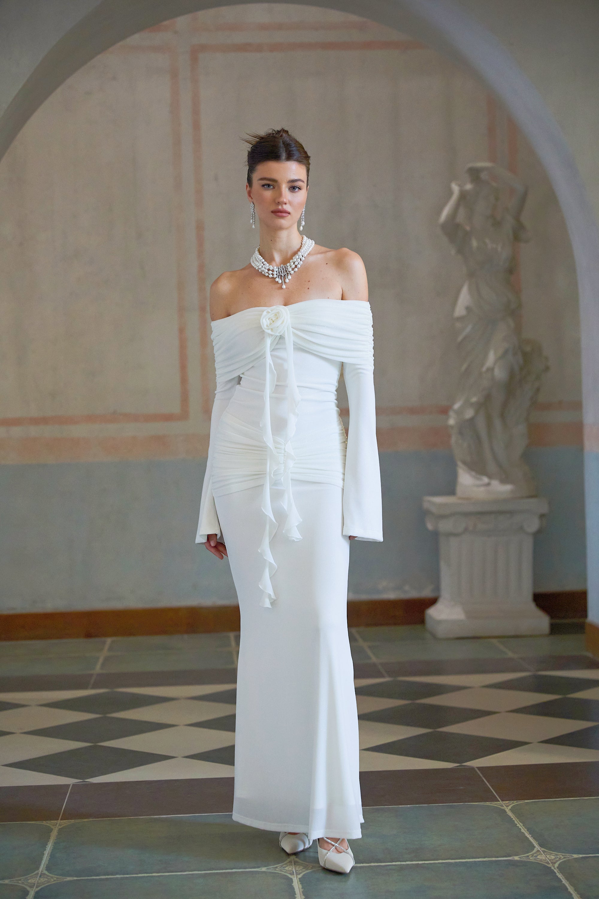 Vestido maxi de punto blanco con aplicaciones florales y brillo de la marca Final Sale, con detalles de fantasía y estilo elegante.