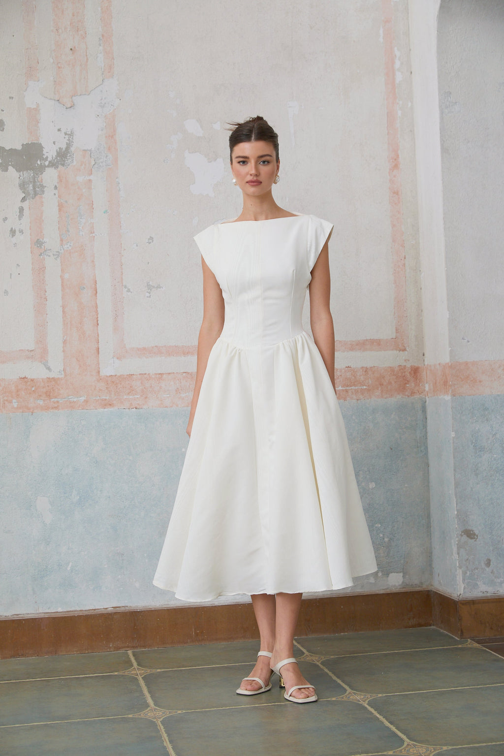 Vestido midi blanco Amandine de manga corta y espalda abierta, estilo elegante y fresco para ocasiones especiales.