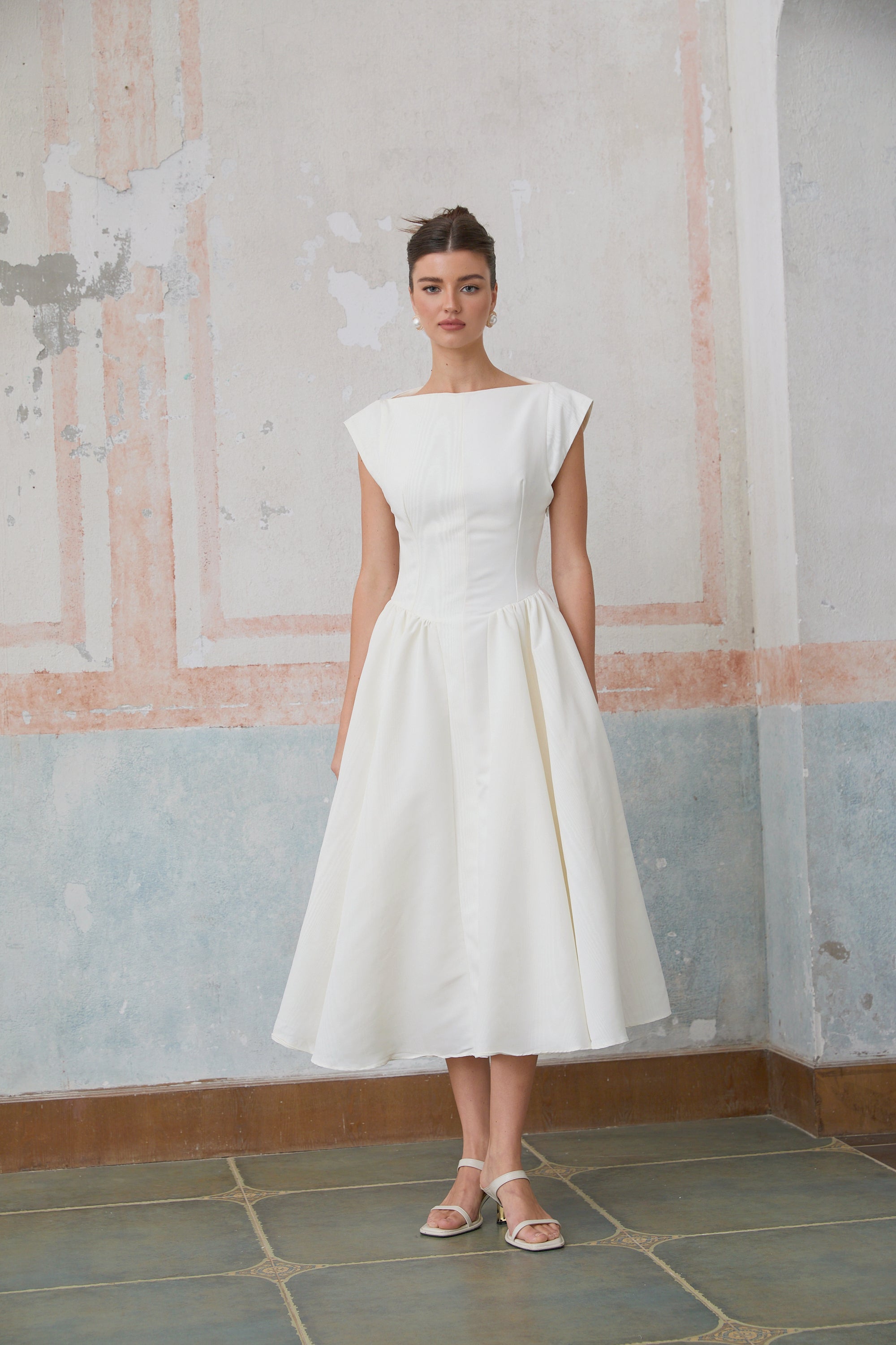 Vestido midi blanco Amandine de manga corta y espalda abierta, estilo elegante y fresco para ocasiones especiales.