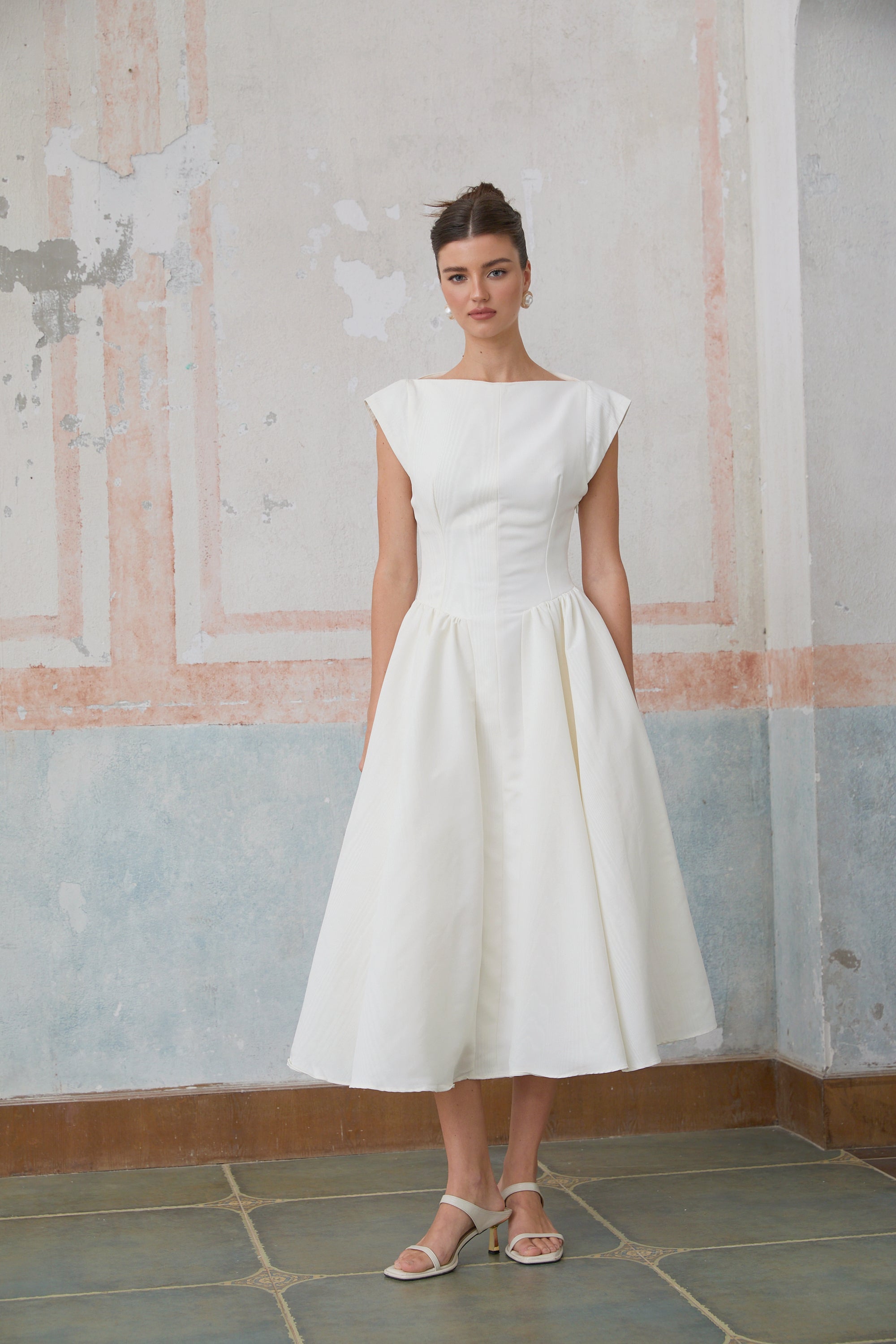Vestido midi blanco con espalda descubierta y mangas cap de Amandine, estilo elegante y moderno, para ocasiones especiales.