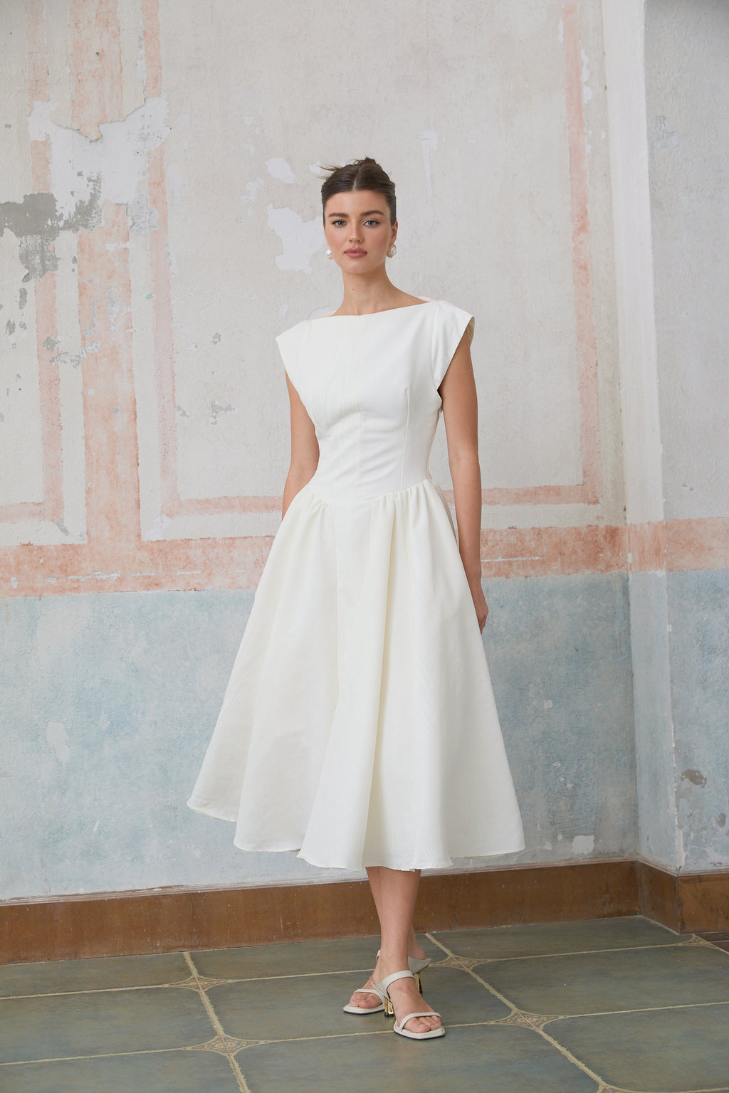 Vestido midi blanco Amandine con espalda abierta y mangas de capé, estilo elegante y moderno, para ocasiones especiales.