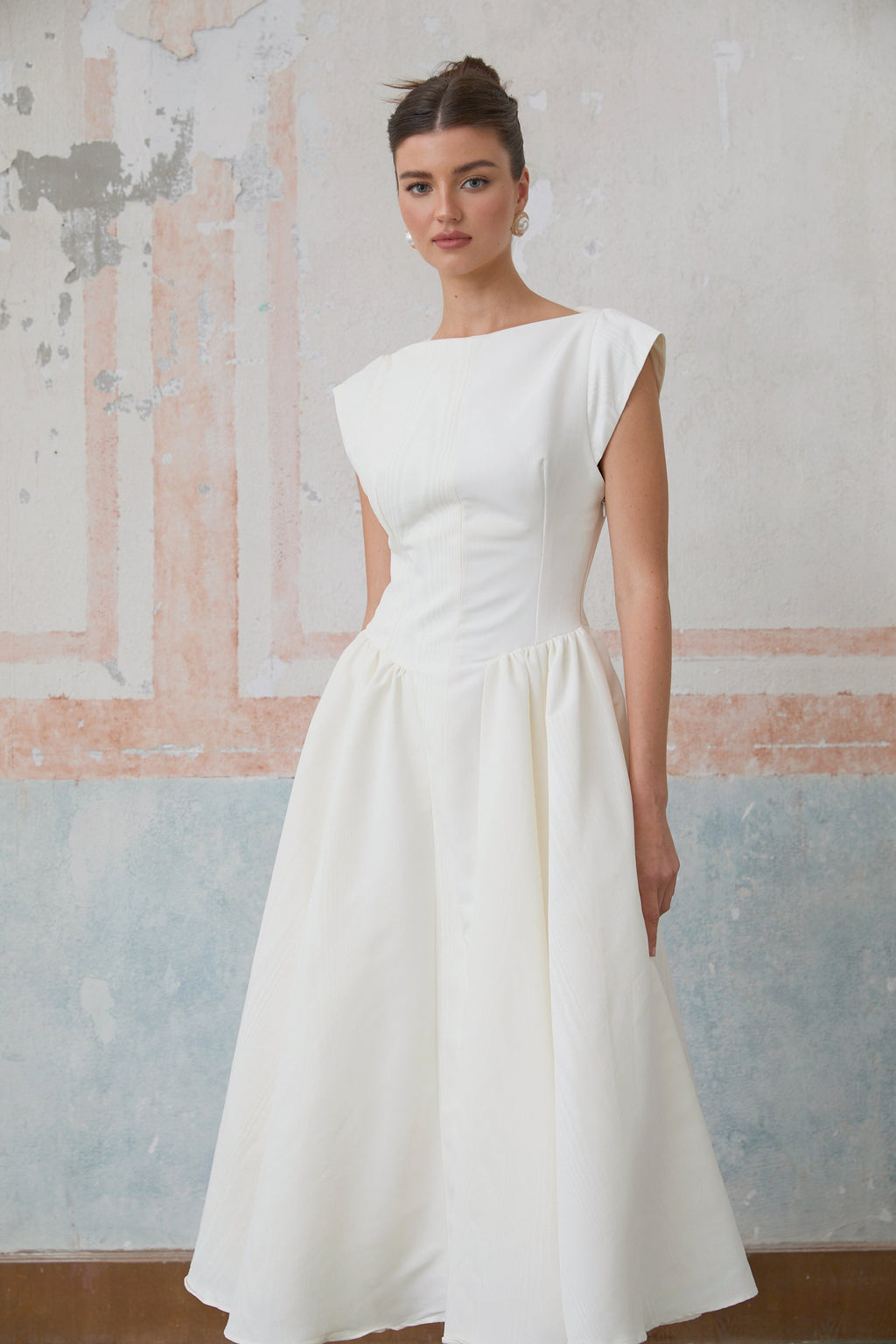 Vestido midi de tirantes blancos Amandine de Final Sale con espalda abierta y bajo recto, para ocasiones elegantes.