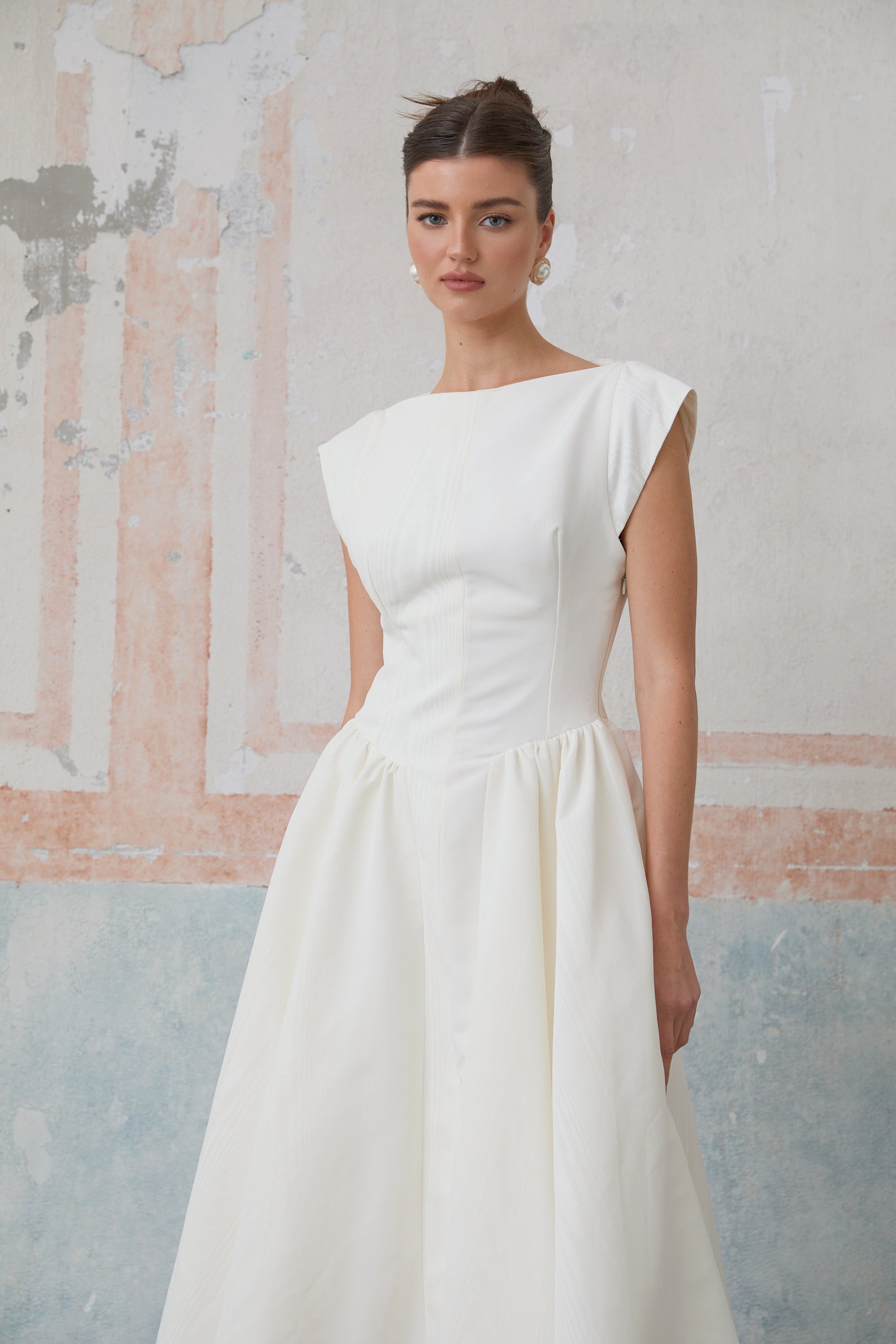 Vestido midi blanco Amandine con espalda abierta y mangas cap, diseño elegante y femenino para ocasiones especiales.