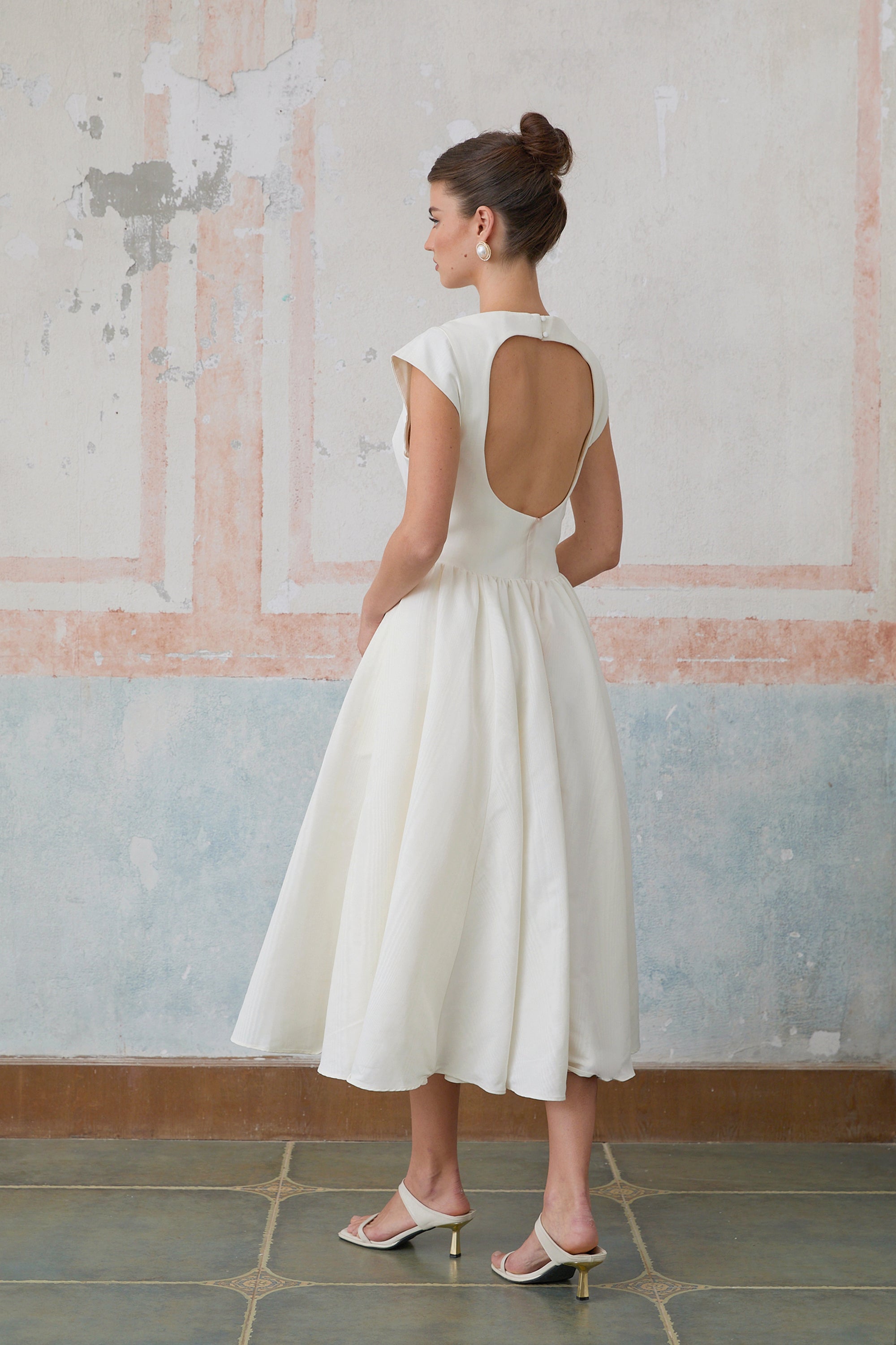 Vestido midi blanco con escote abierto y mangas de pétalo de la marca Final Sale, con espalda descubierta.