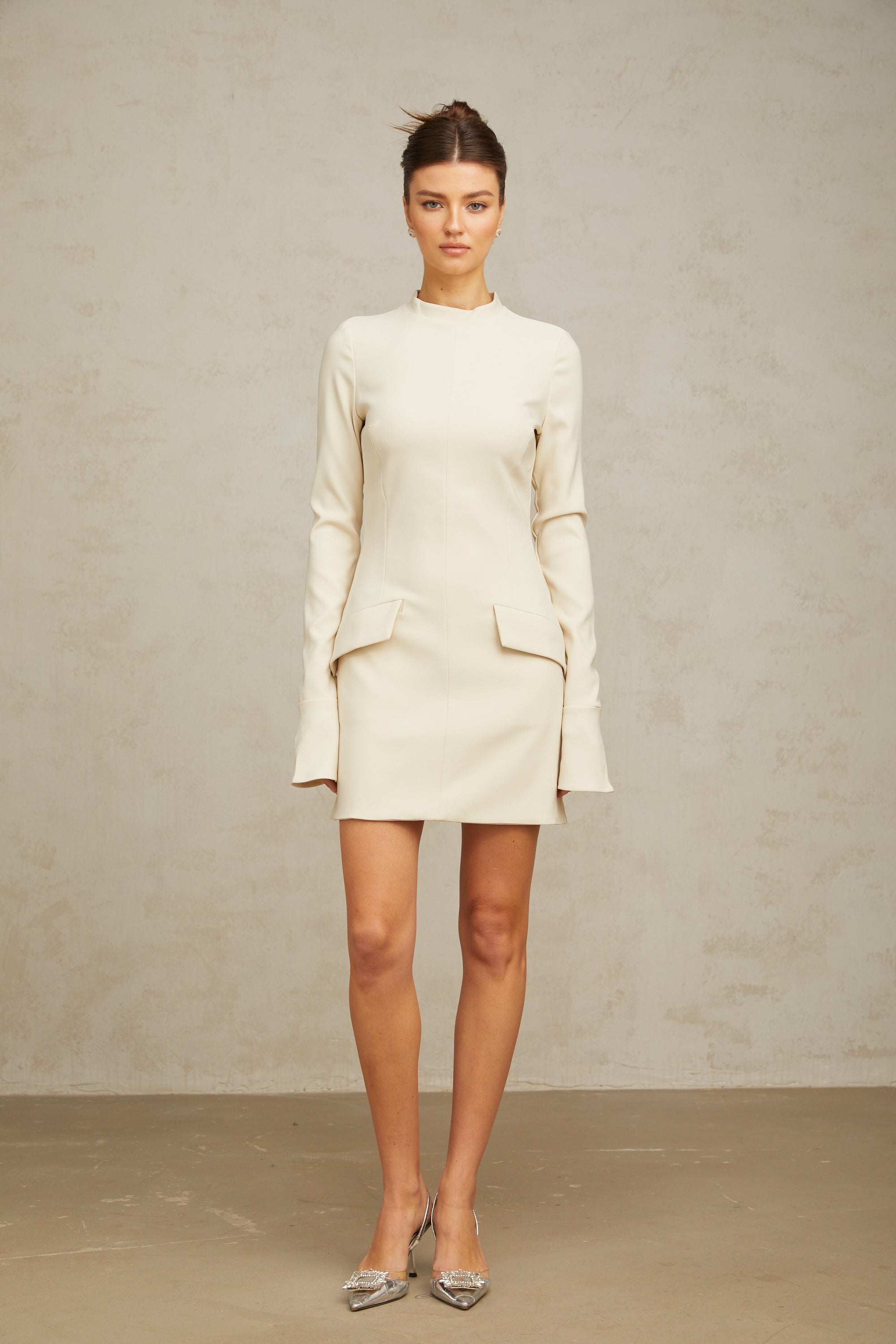 Vestido ajustado mini de color crema de Chloé, diseño entallado y elegante, con detalles de moda en la imagen.