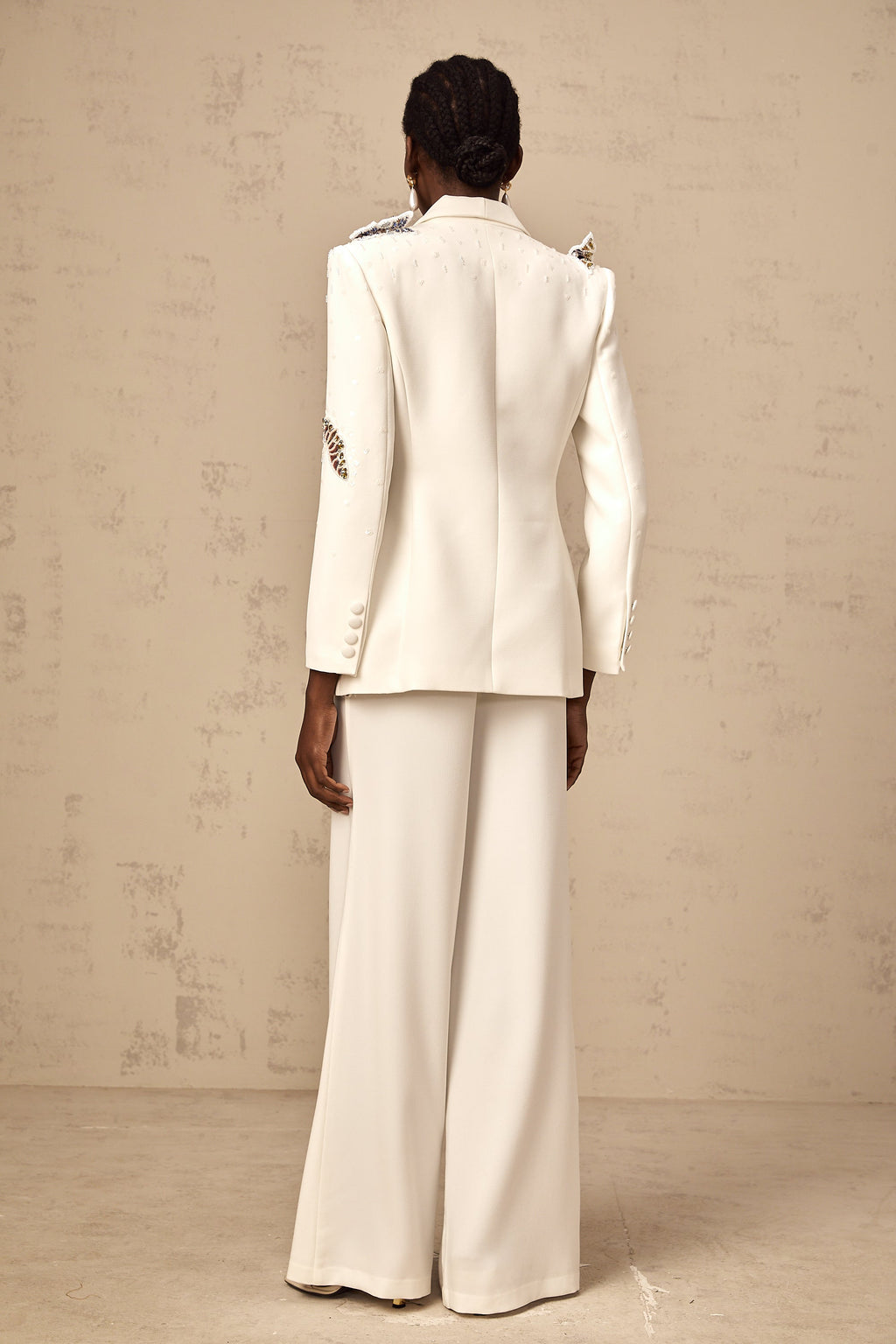 Conjunto de blazer y pantalones blancos con apliques de mariposas y detalles brillantes, de la marca Final Sale.