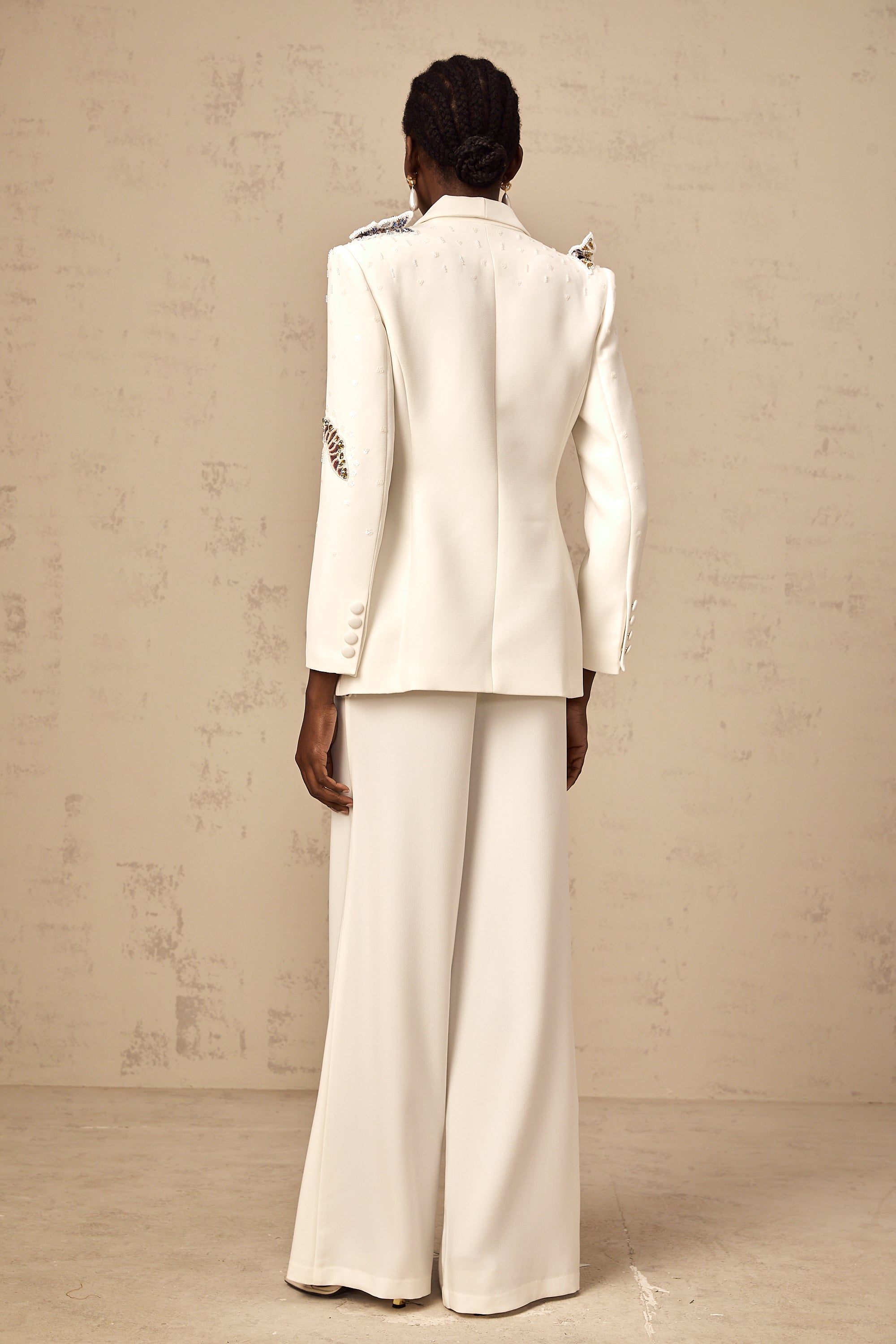 Conjunto de blazer y pantalones blancos con apliques de mariposas y detalles brillantes, de la marca Final Sale.