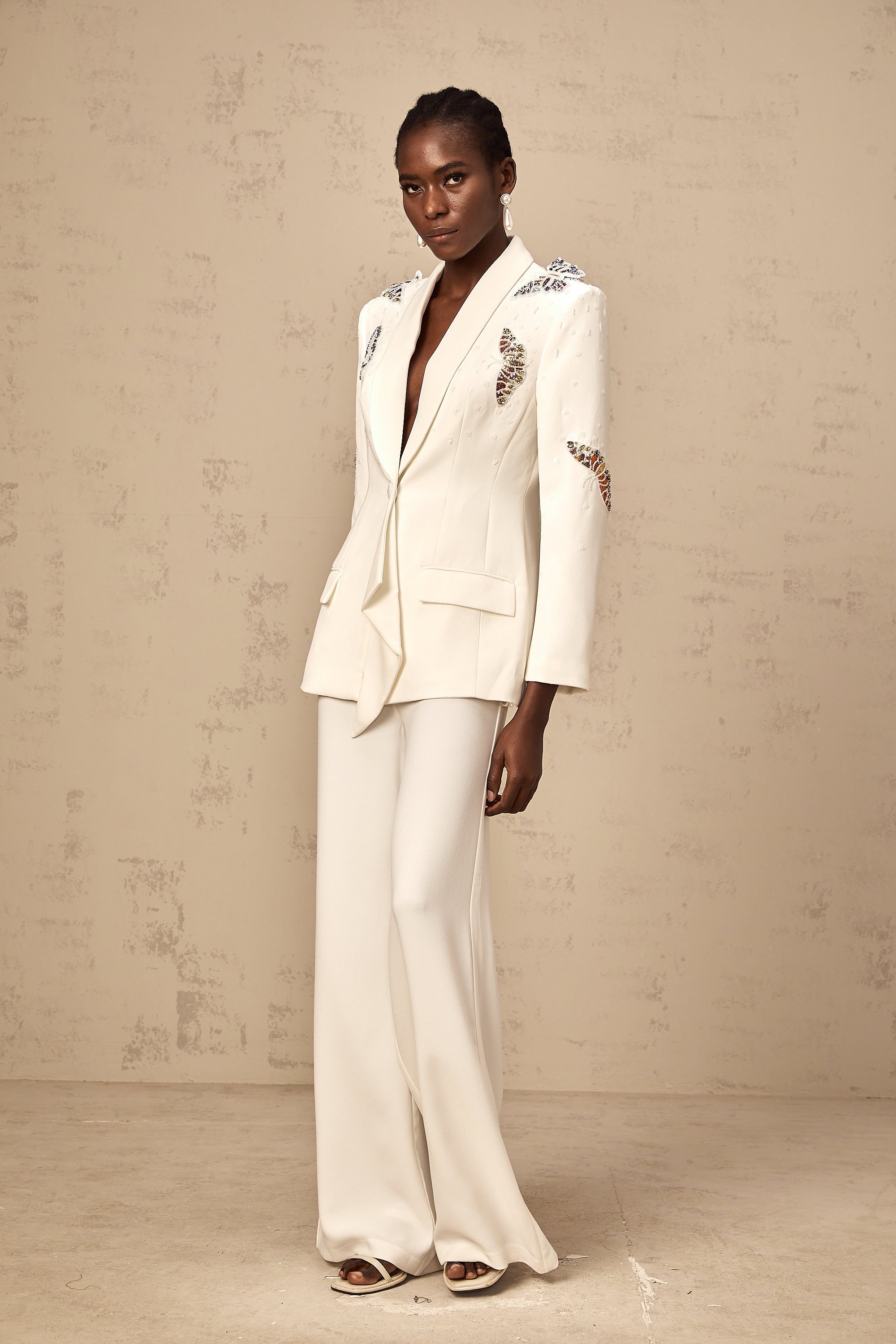 Conjunto de blazer y pantalón con mariposas blancas y apliques decorativos, de la marca Final Sale.