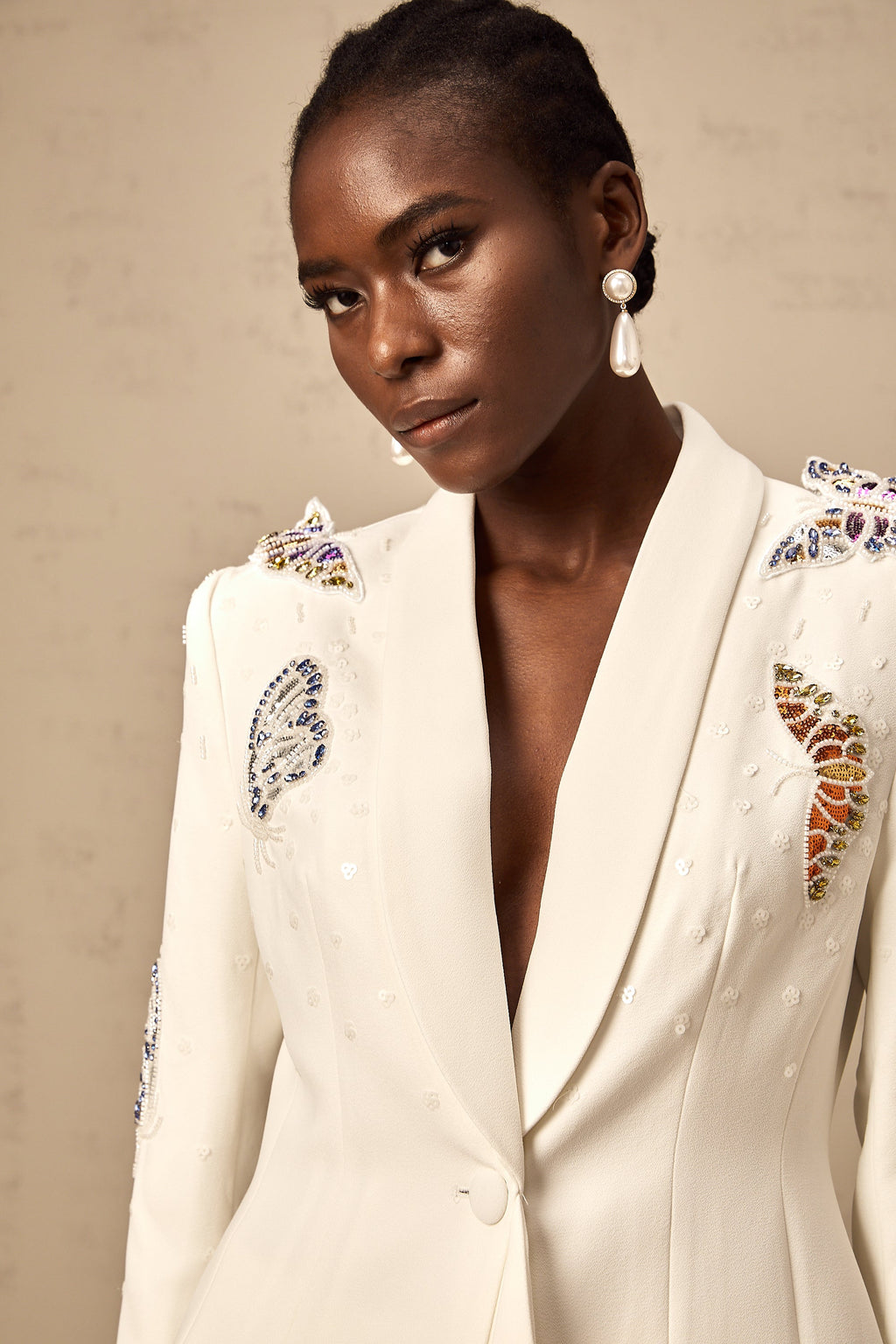 Conjunto de blazer y pantalones blancos con apliques de mariposas en el set Céleste de Final Sale, elegante y moderno.