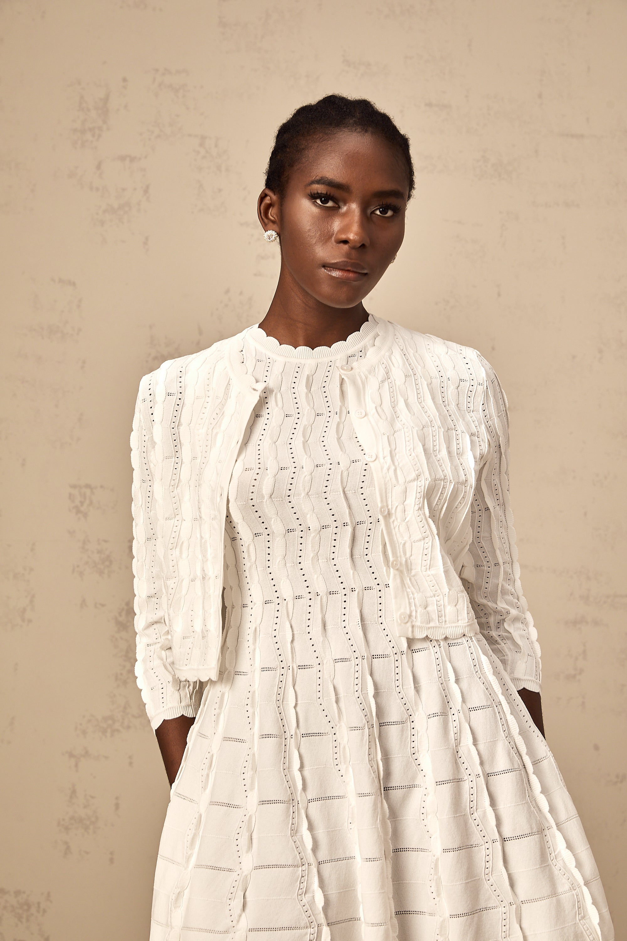 Cardigan de punto blanco Esmée con volantes, estilo ruffled, de la marca Final Sale, vista en la imagen.