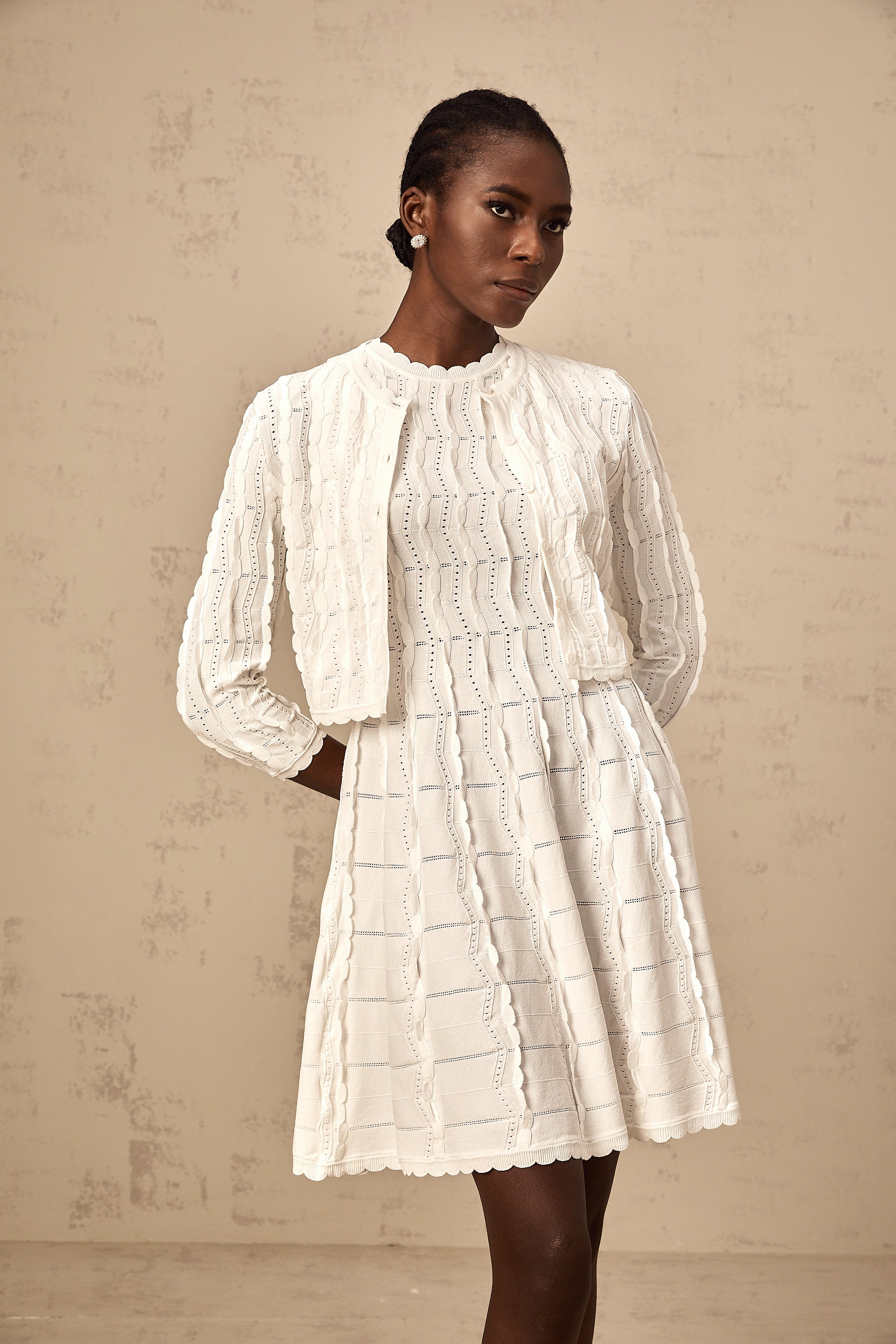 Cardigan de punto blanco con volantes Esmée de la marca Final Sale, con detalles rizados y estilo elegante.