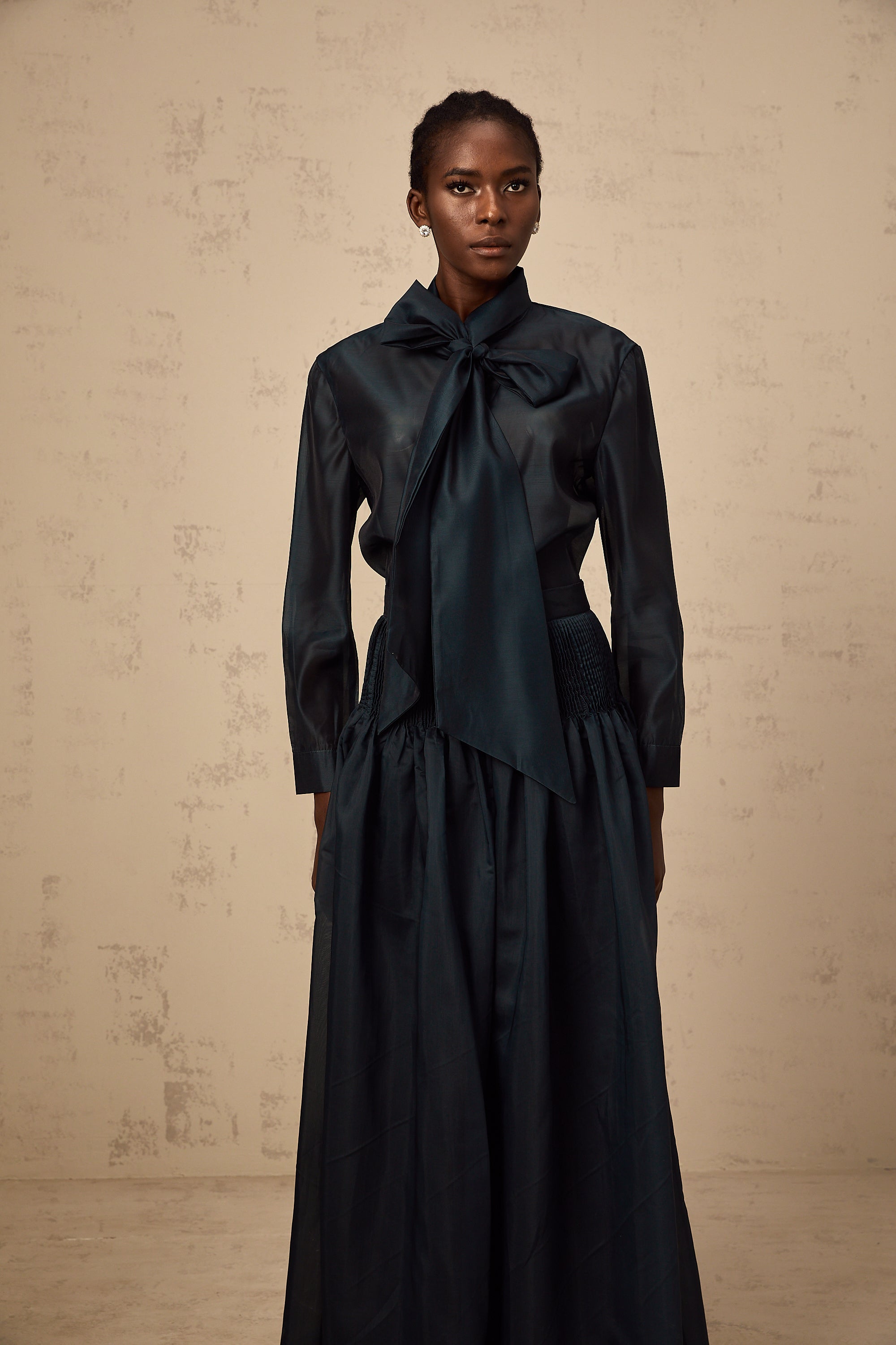 Conjunto de camisa y falda en verde oscuro con lazo de cuello, de la marca Final Sale, en estilo elegante y moderno.