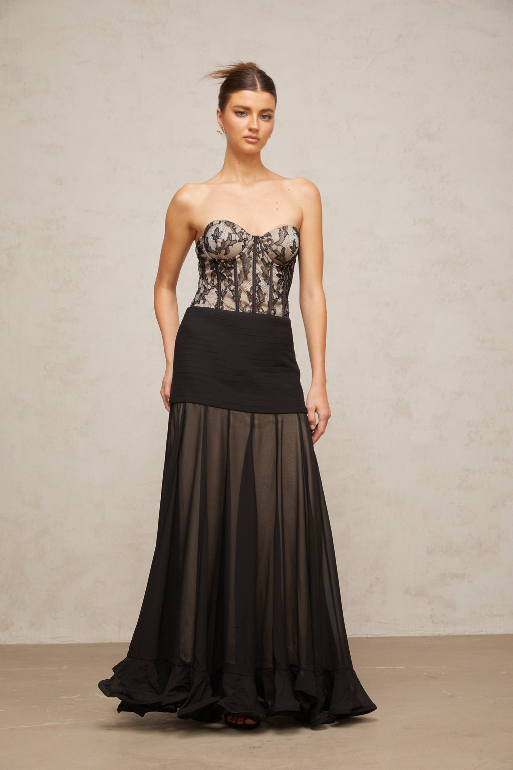 Vestido largo de encaje negro con volantes Pétunia, estilo maxi, de la marca Final Sale, muestra el diseño en la imagen.