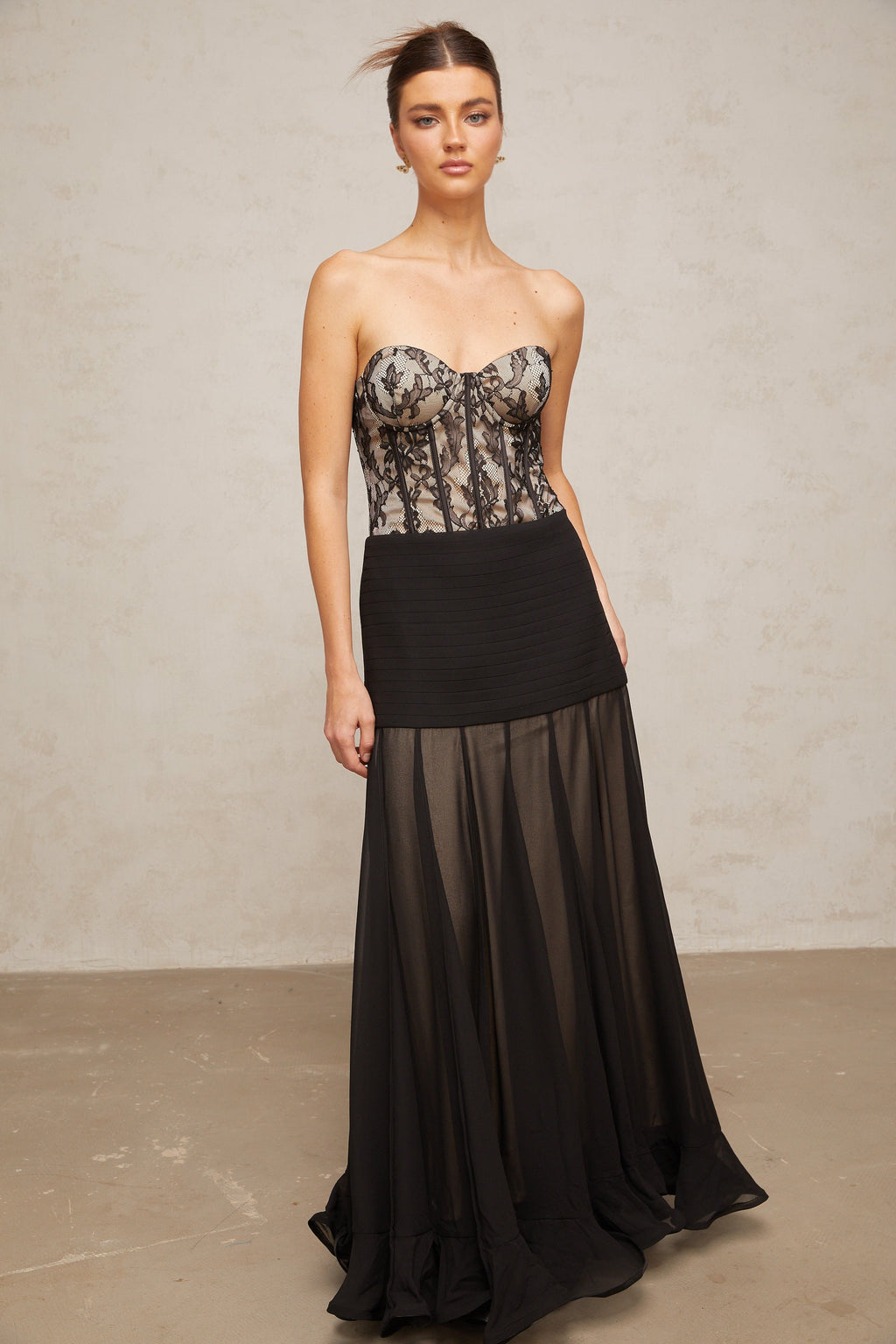 Vestido maxi de encaje negro con volantes de pétunia, diseñado por Final Sale, mostrando el estilo elegante y fluido del vestido.