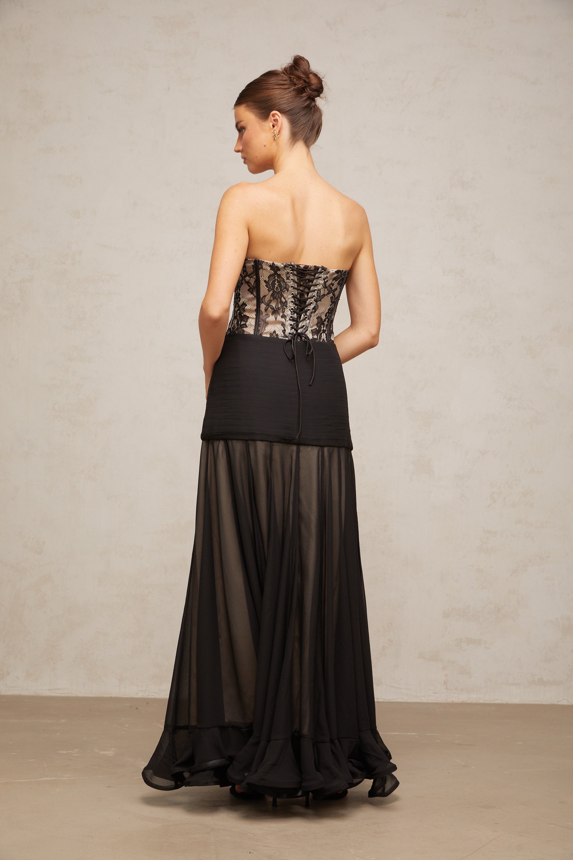 Vestido largo de encaje negro Pétunia de Final Sale con volante, vestido maxi elegante para ocasiones especiales.