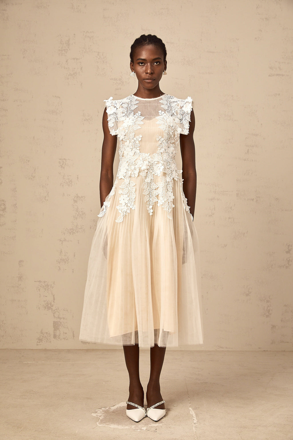 Vestido midi de encaje con aplicaciones florales Annabelle en tul, de la marca Final Sale, en color blanco.
