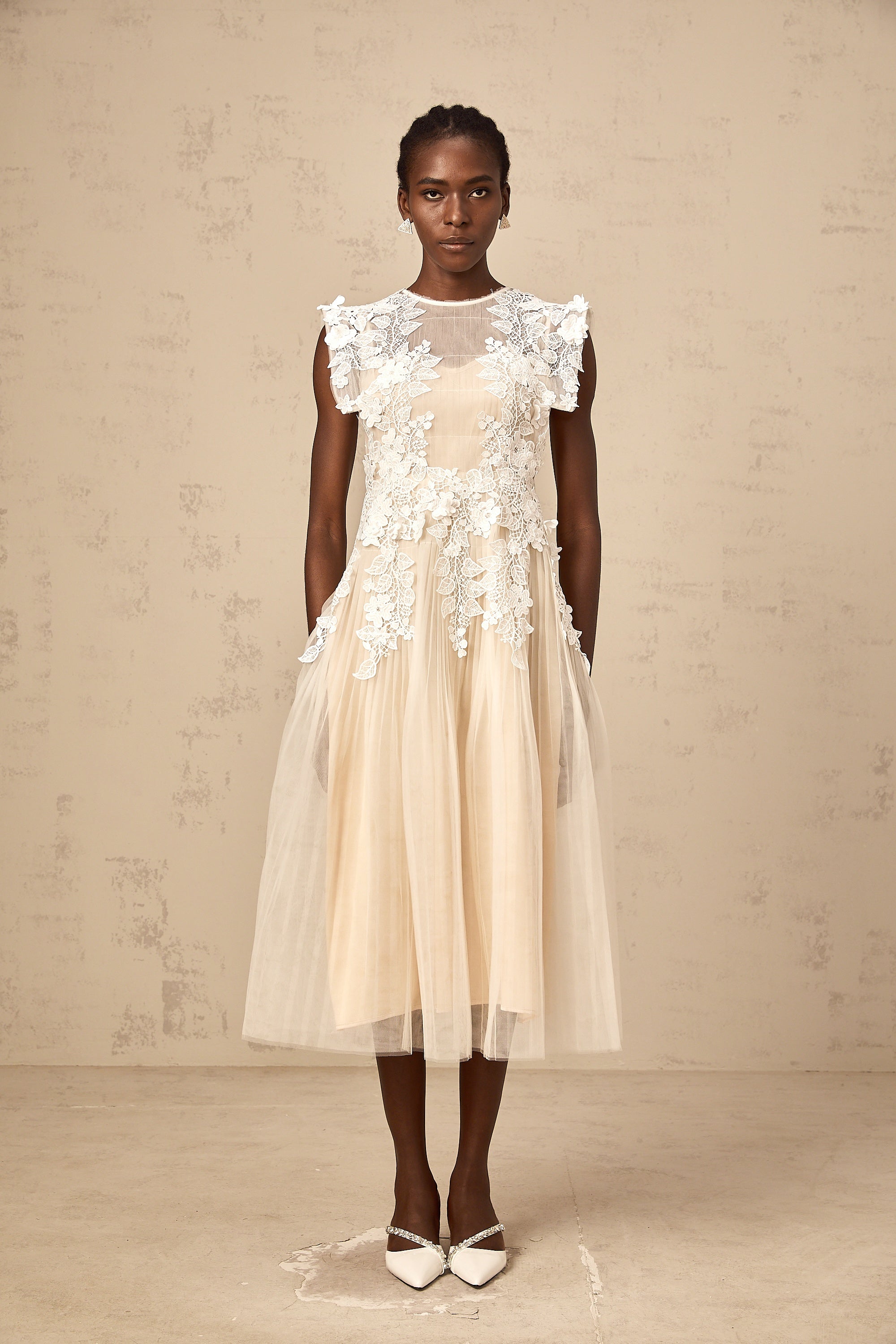 Vestido midi de encaje con aplicaciones florales Annabelle en tul, de la marca Final Sale, en color blanco.