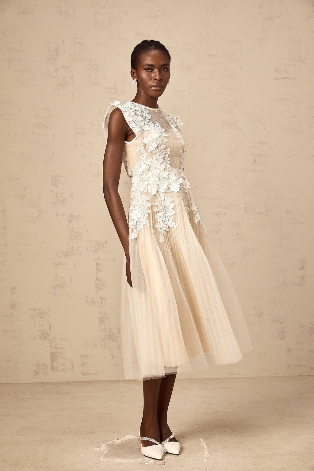 Vestido midi de tul con apliques florales Annabelle, estilo elegante y femenino, en color claro, con detalles delicados.