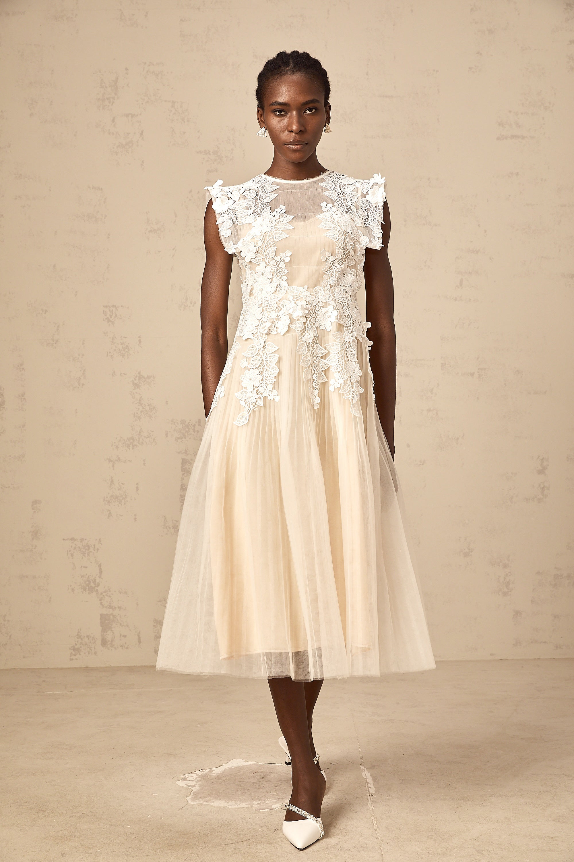 Vestido midi de tul con appliqué de flores de la marca Final Sale, diseño elegante y femenino en color claro.