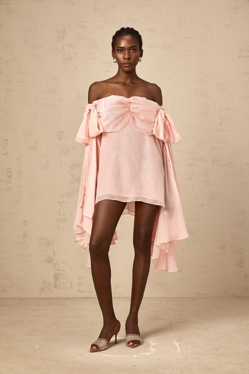 Vestido mini de tirantes rosa con lazo drapeado de la marca Final Sale, estilo elegante y femenino.