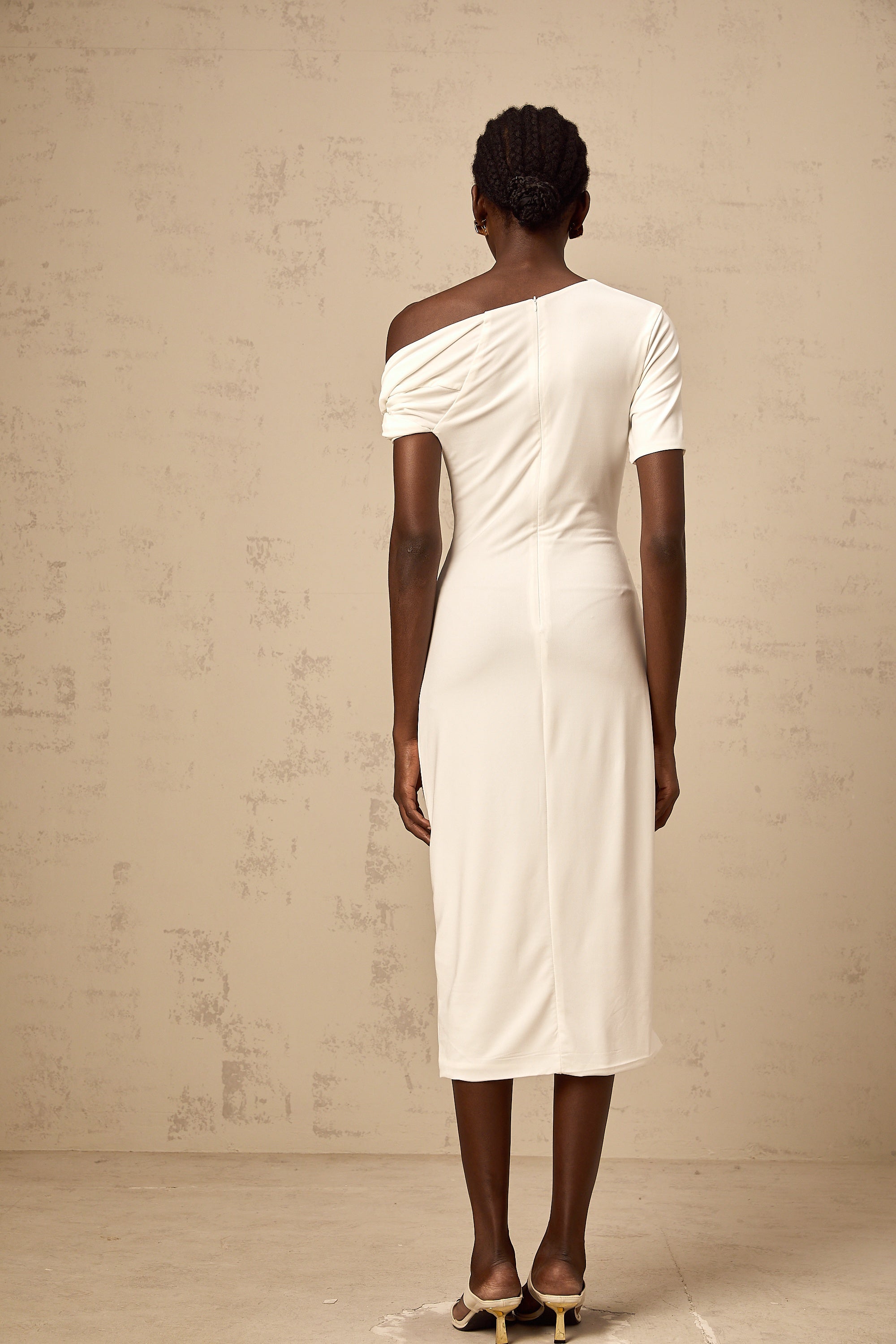 Vestido midi blanco con hebilla asimétrica de Final Sale, diseño elegante y moderno, visible en la imagen.