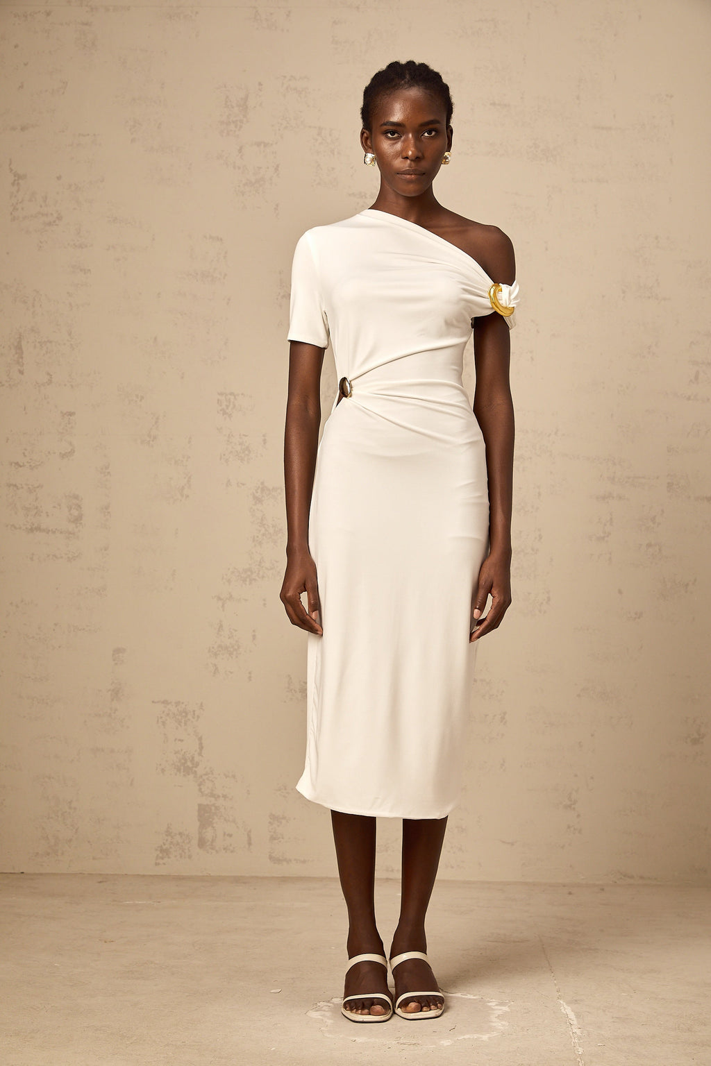 Vestido midi blanco con hebilla asimétrica de Final Sale, diseño elegante y moderno para ocasiones especiales.