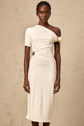 Vestido midi blanco con hebilla asimétrica de la marca Final Sale, muestra el diseño elegante y moderno del vestido.