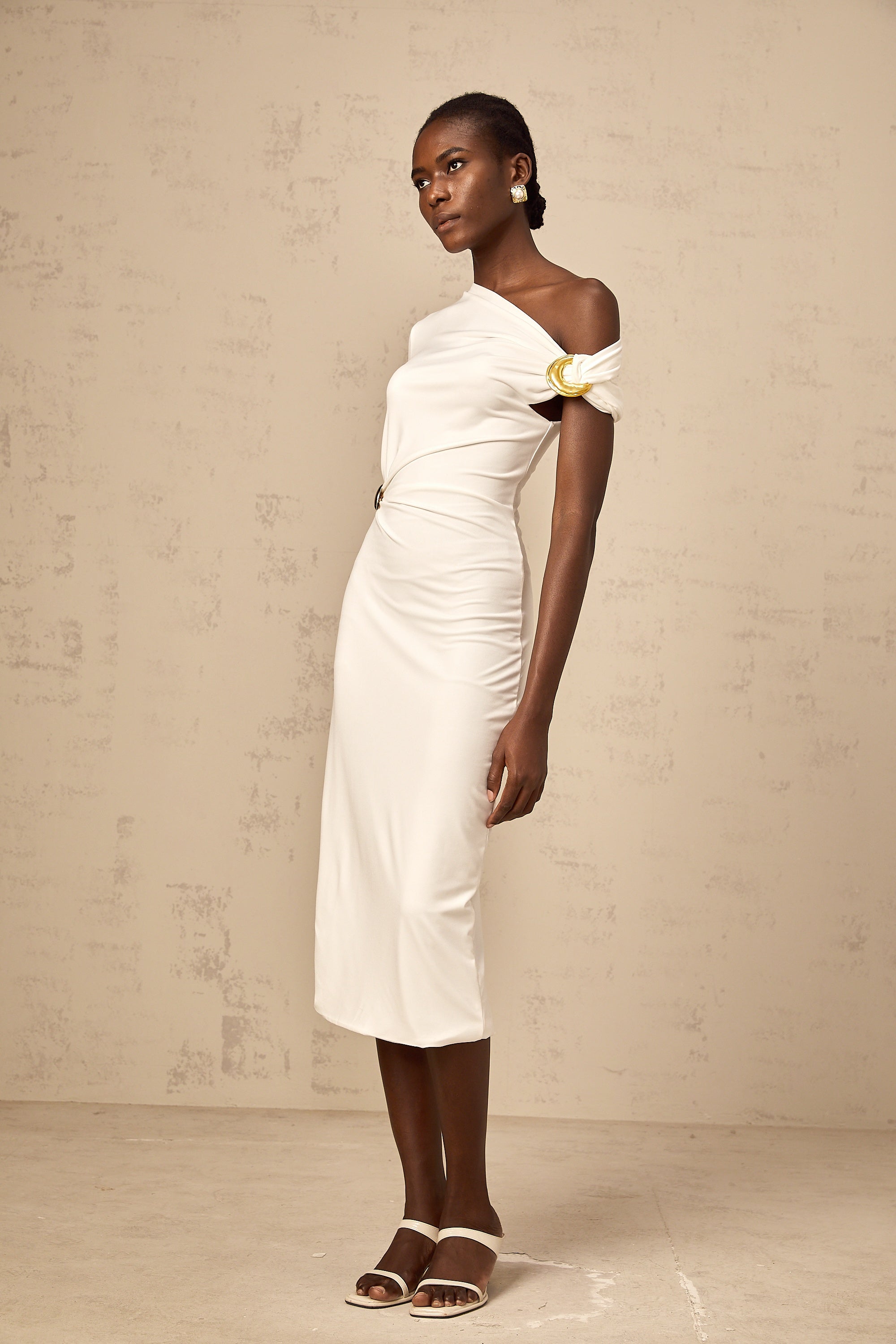 Vestido midi asimétrico blanco de Béryl con hebilla, diseñado por Final Sale, mostrando el vestido en un ángulo lateral.