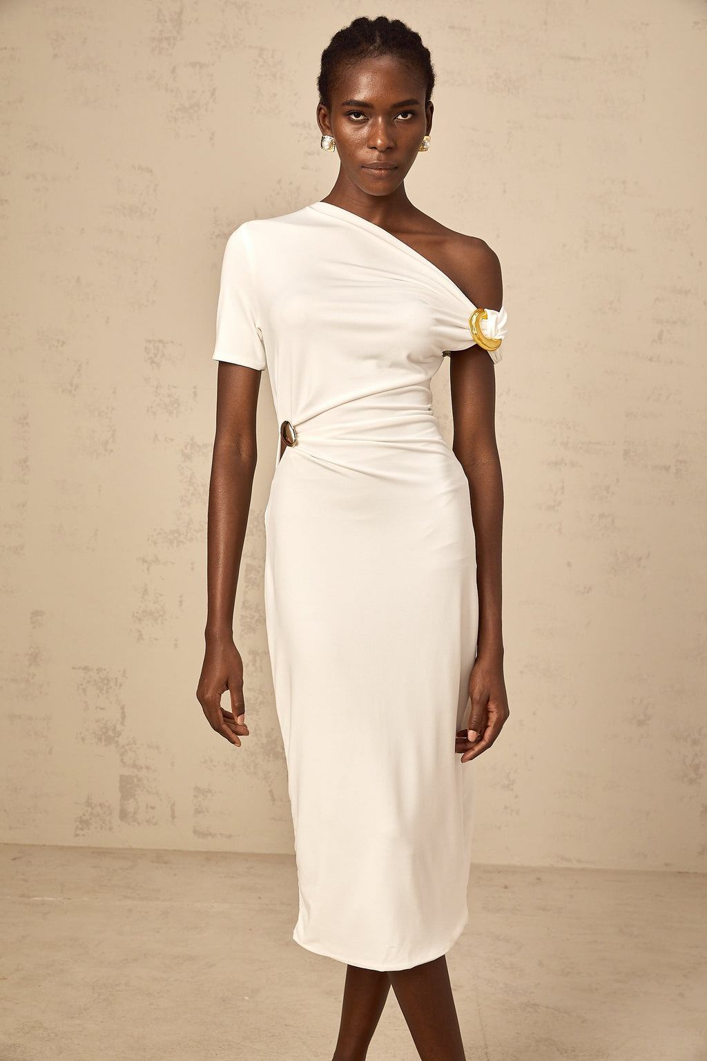 Vestido midi asimétrico blanco de Final Sale con hebilla, estilo elegante y moderno, visible en la imagen.