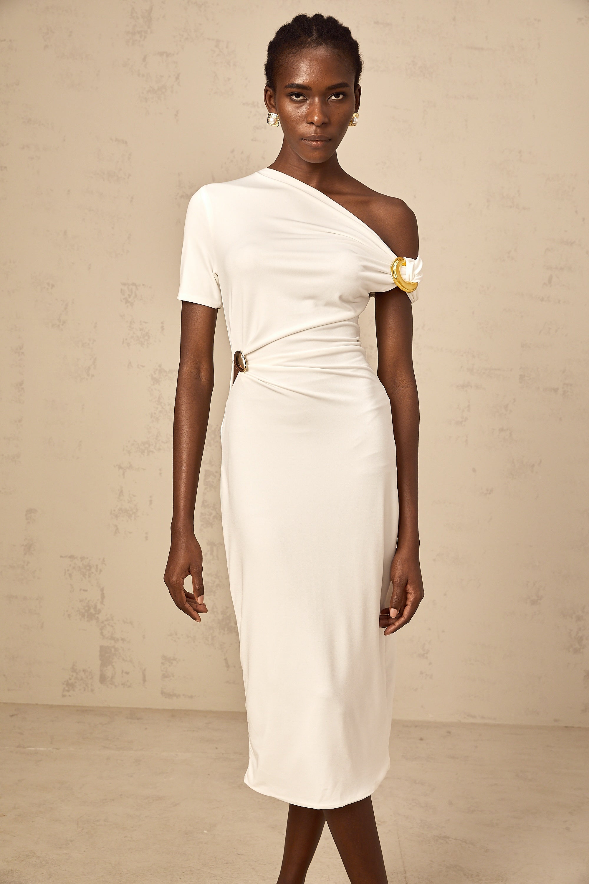 Vestido midi asimétrico blanco de Final Sale con hebilla, estilo elegante y moderno, visible en la imagen.