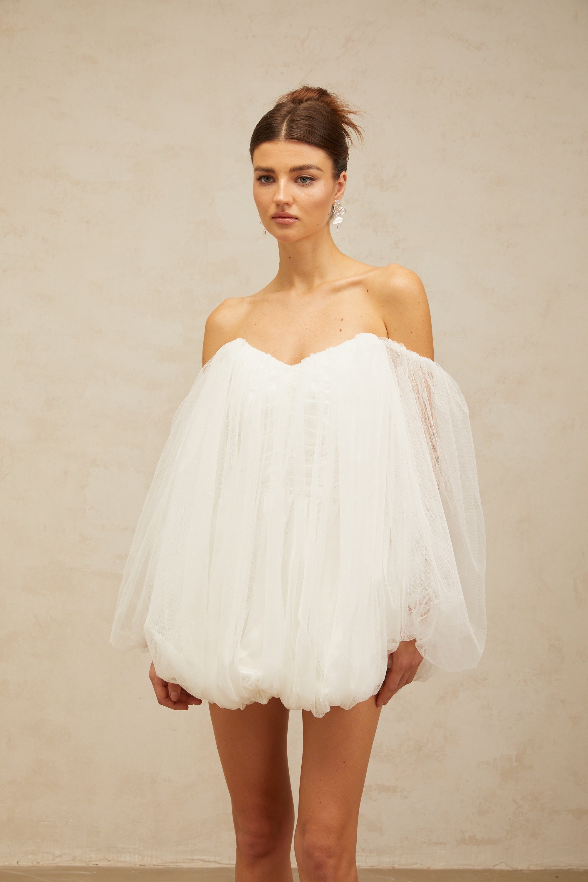 Vestido mini de tul de burbujas en capas en blanco de la marca Final Sale, con diseño elegante y detalles de moda.