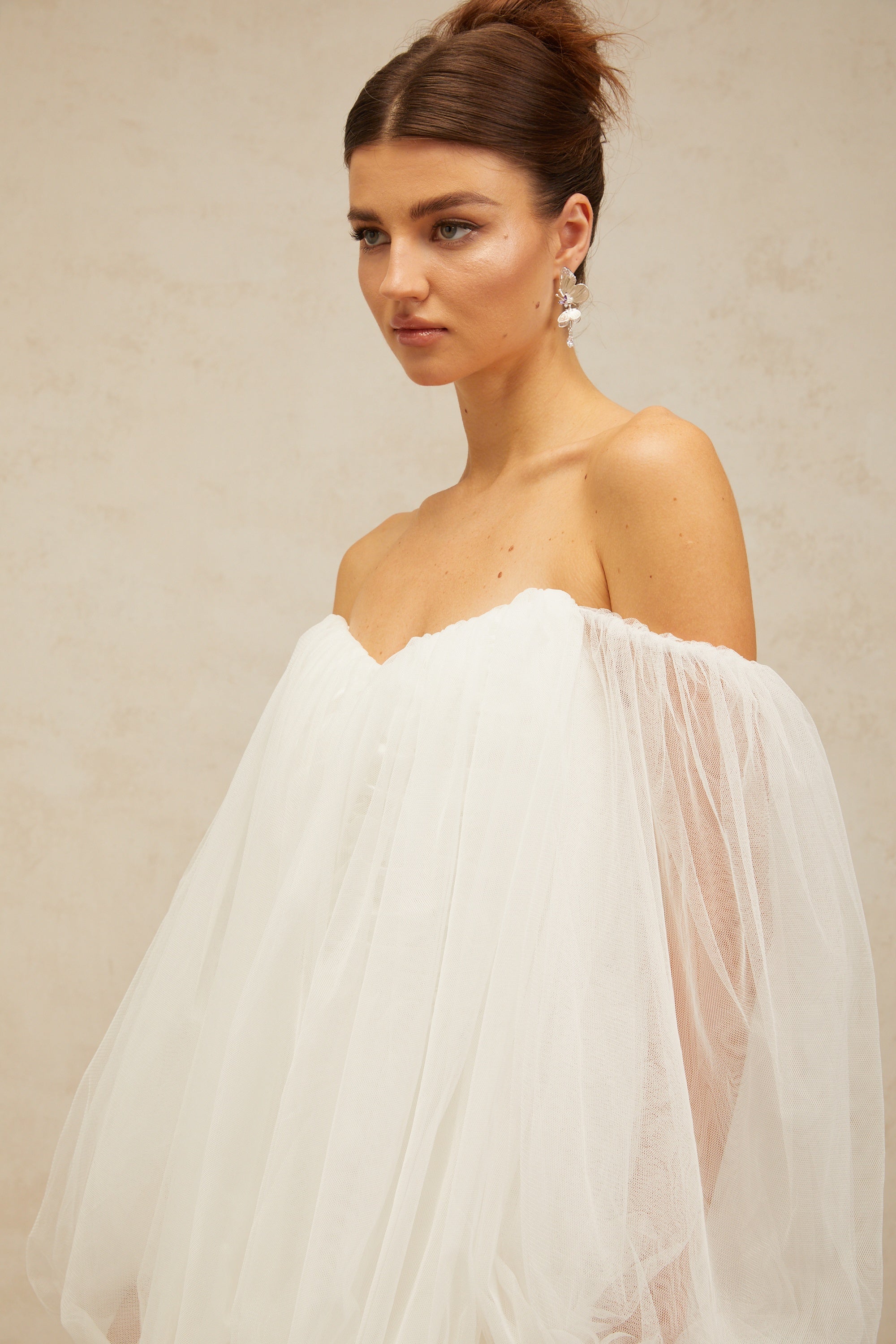 Vestido mini de tul de burbujas en capas blanco de Avril, vestido de moda con diseño elegante y detalles en tul.