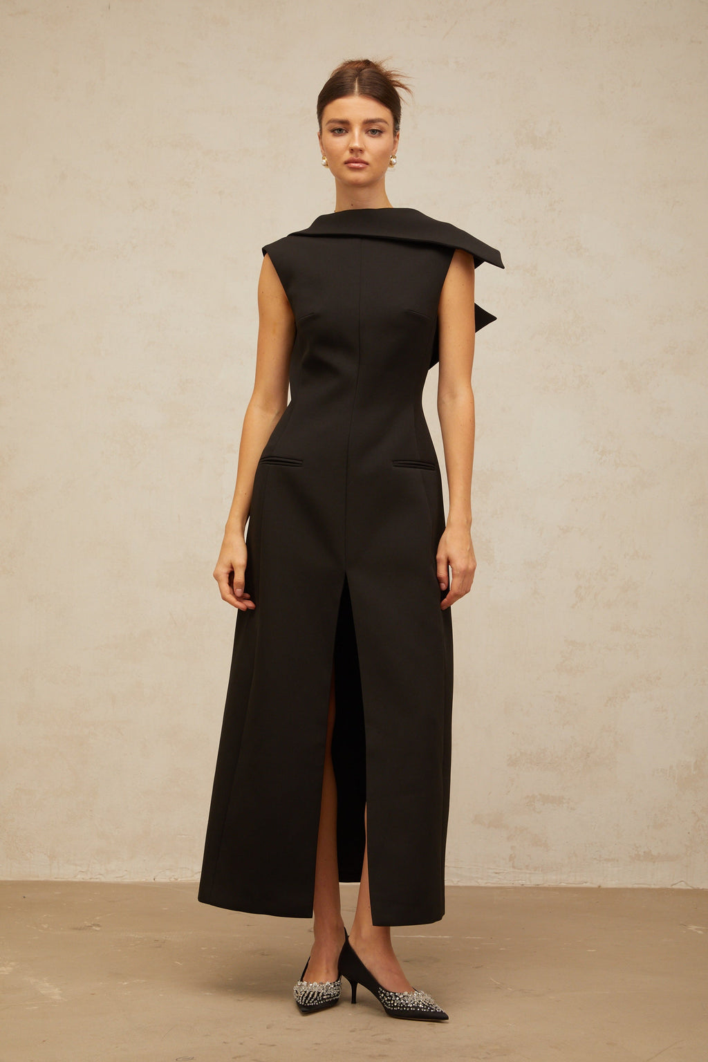 Vestido midi negro Léonore deconstruido con espalda abierta, estilo elegante y moderno, de la marca Final Sale.