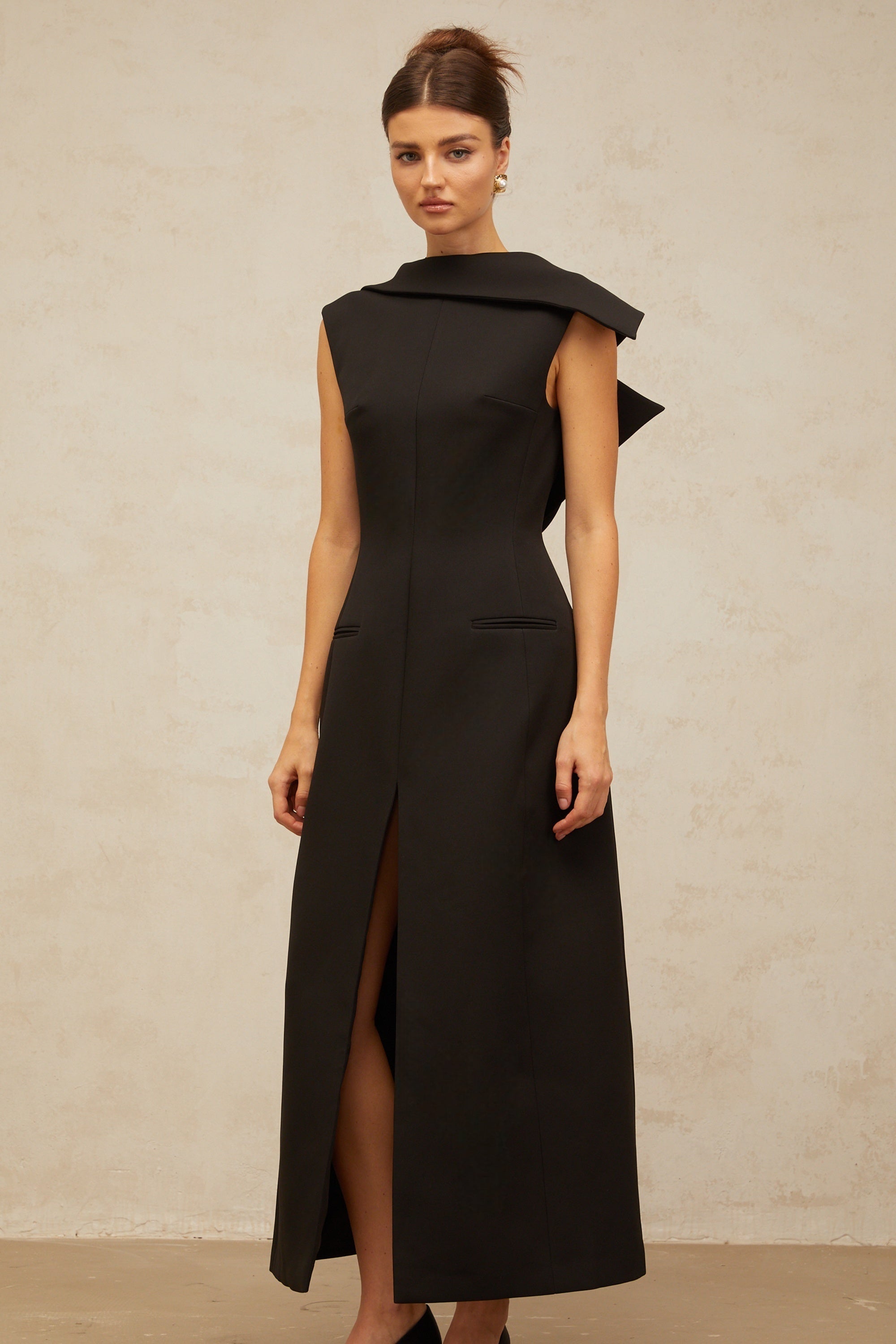 Vestido midi negro Léonore deconstruido con espalda abierta de la marca Final Sale, diseño elegante y moderno.