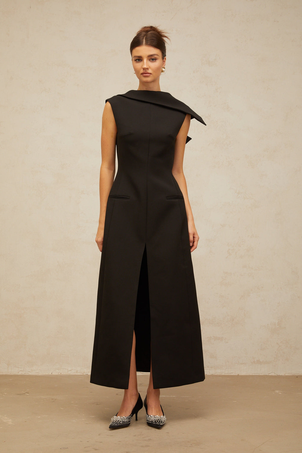Vestido midi negro Léonore deconstruido con espalda abierta, estilo elegante y moderno, de la marca Final Sale.
