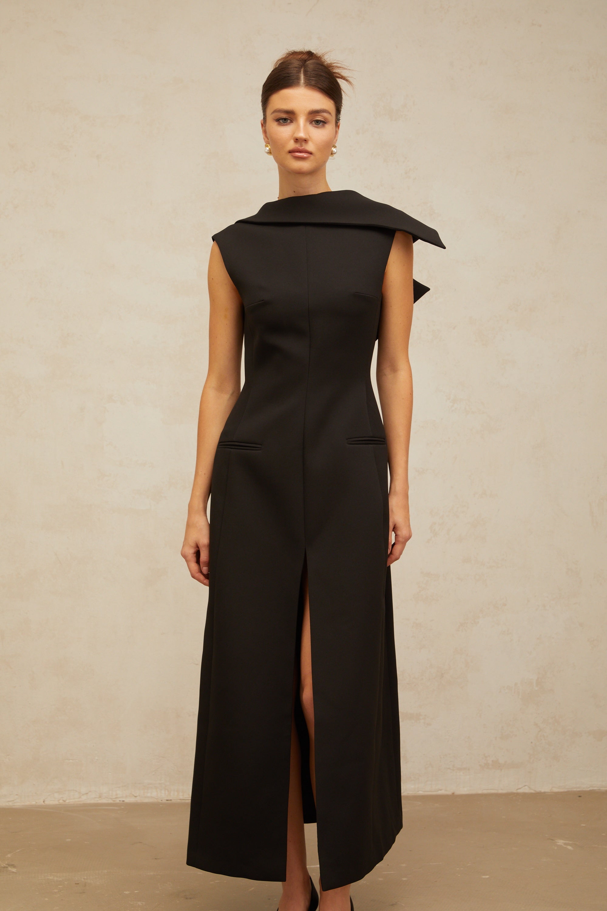 Vestido midi negro deconstruido con espalda abierta de la marca Final Sale, diseñado para un estilo elegante y moderno.