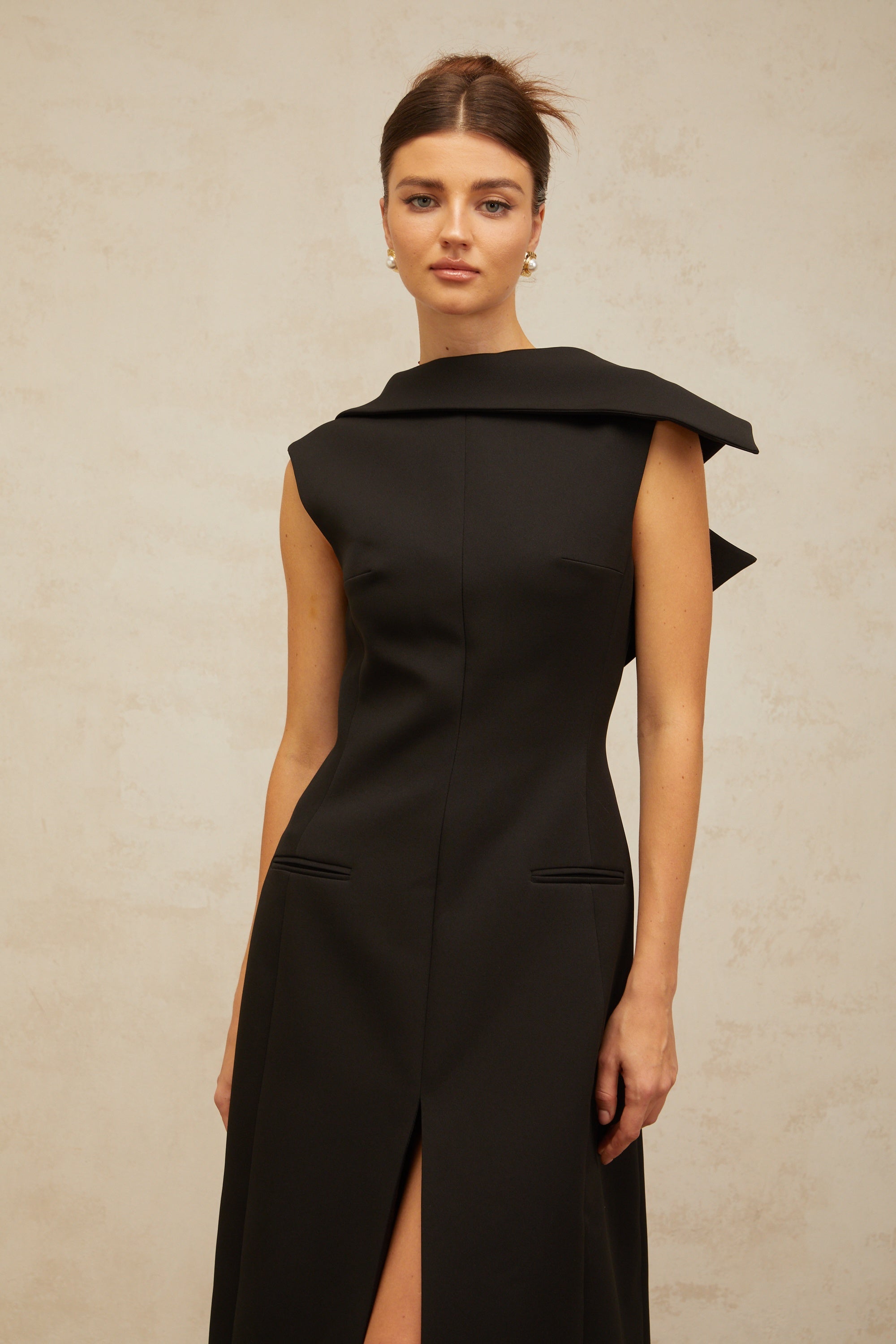 Vestido midi negro deconstruido Léonore con espalda abierta, diseño elegante y moderno, hecho por la marca Final Sale.