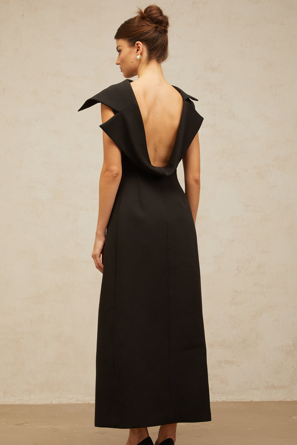 Vestido midi negro Léonore con espalda abierta y diseño desestructurado, de la marca Final Sale.