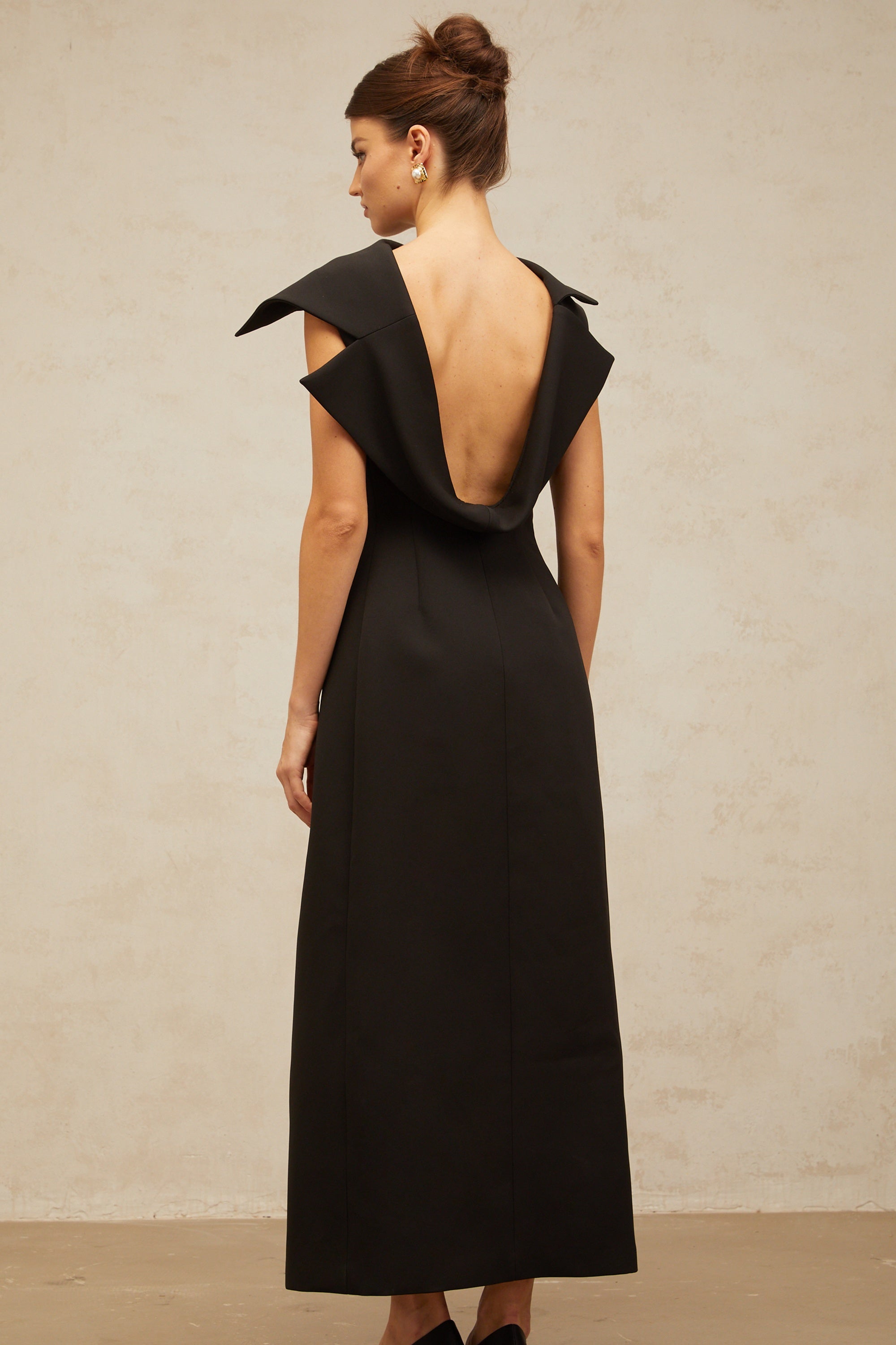 Vestido midi negro Léonore con espalda abierta y diseño desestructurado, de la marca Final Sale.