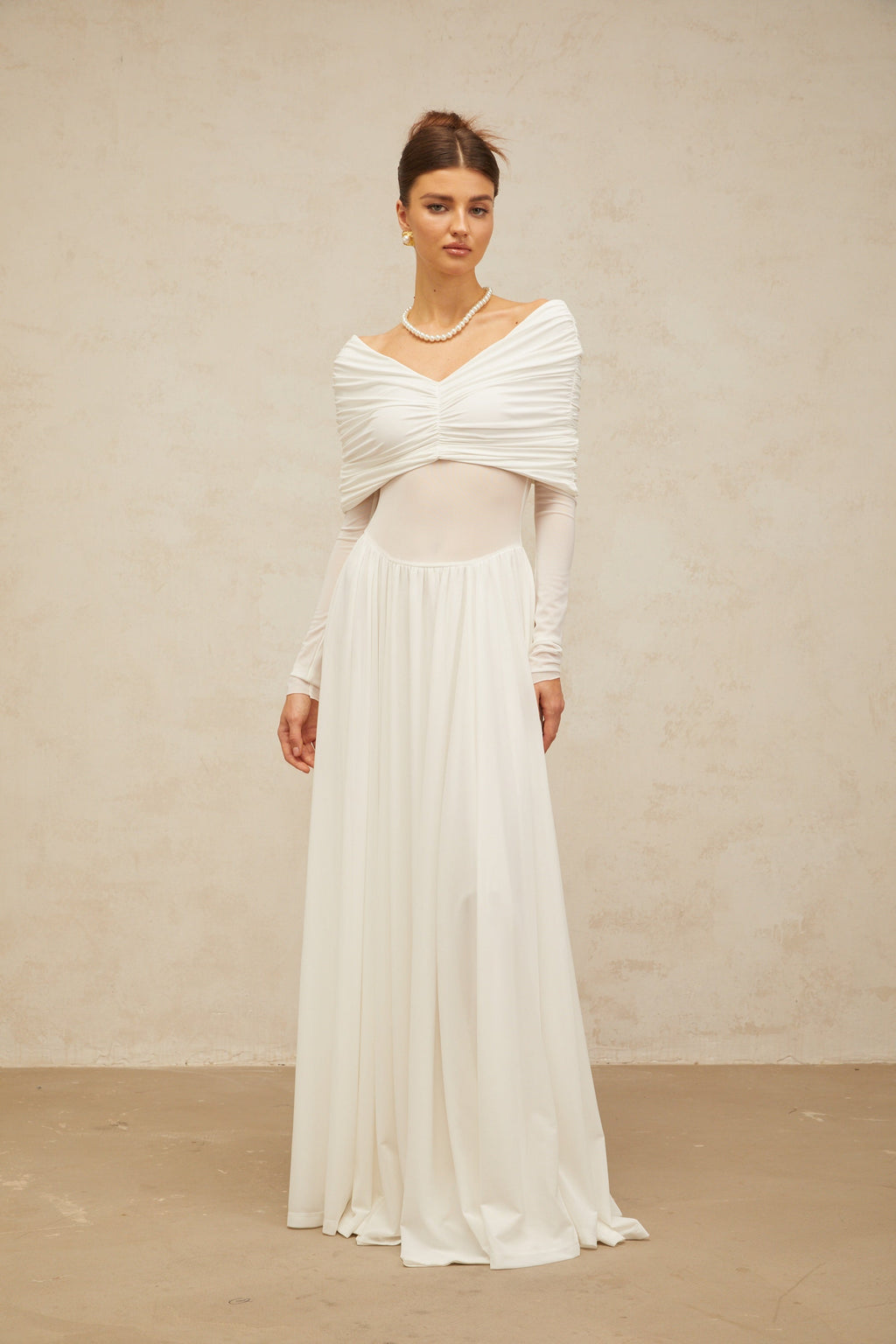 Vestido maxi blanco Vérane con detalles drapeados y fruncidos, elegante y largo, para ocasiones especiales.