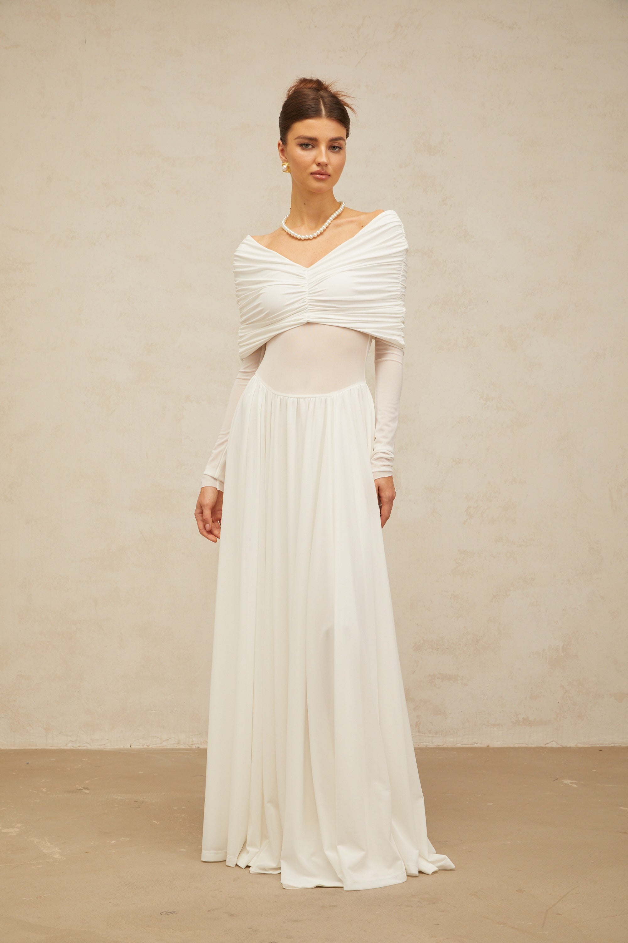Vestido maxi blanco Vérane con detalles drapeados y fruncidos, elegante y largo, para ocasiones especiales.
