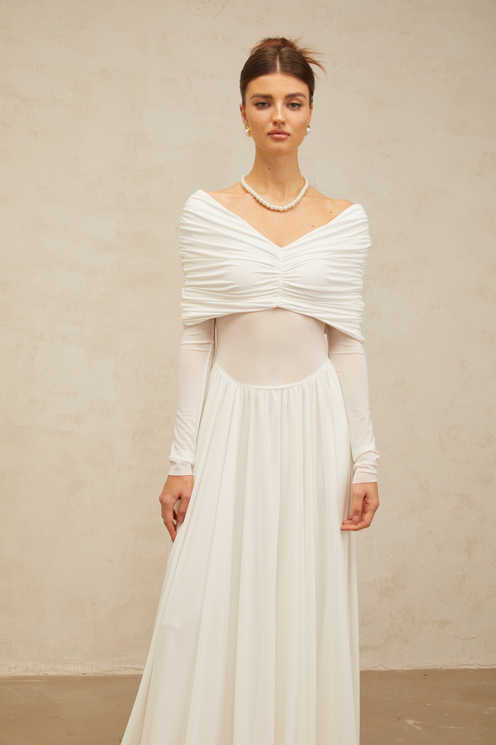 Vestido largo blanco Vérane con drapeado y ruched, estilo maxi, diseñado por Final Sale, en color blanco y corte elegante.