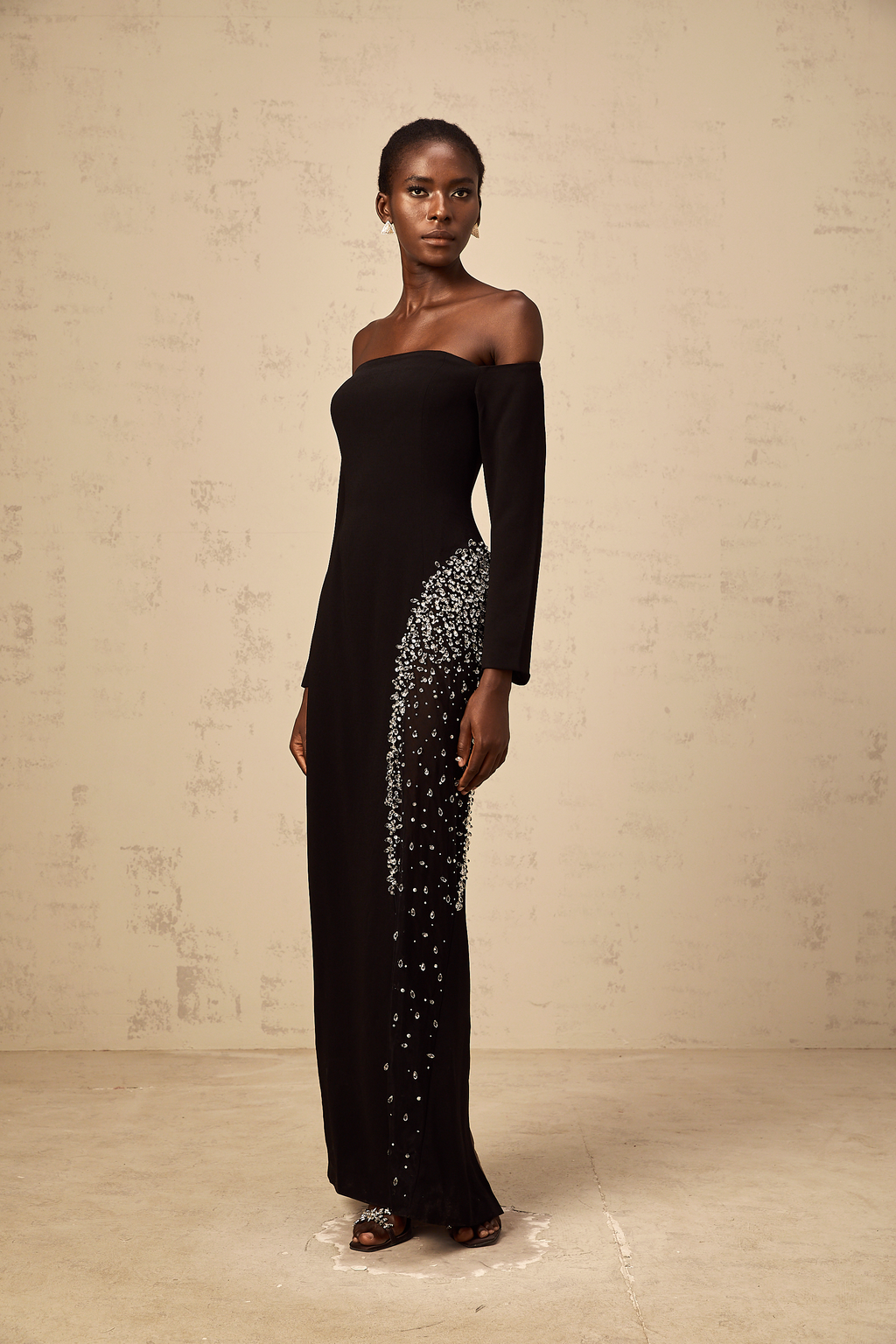 Vestido maxi negro Hyacinthe con paneles de malla y adornos, estilo elegante y moderno, diseñado por Final Sale.
