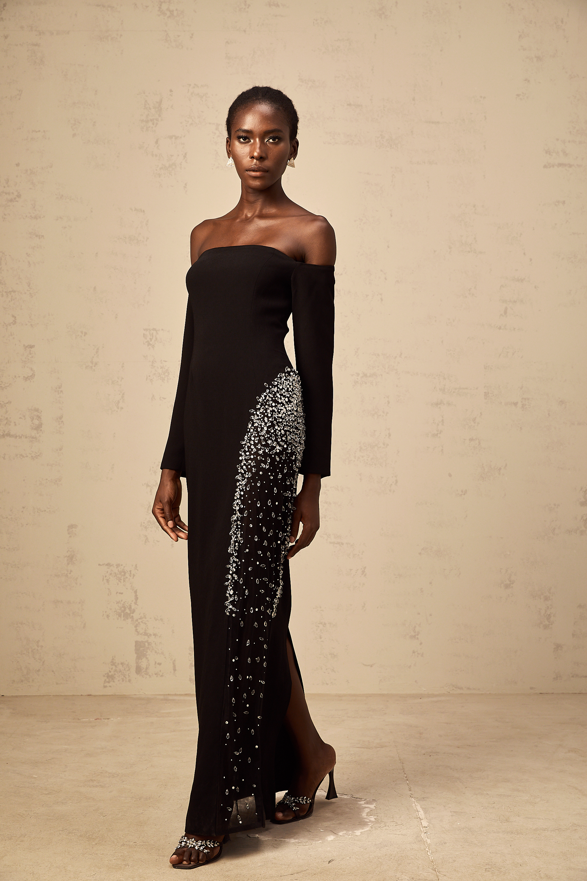 Vestido largo maxi negro con paneles de malla y adornos delgados, de la marca Final Sale, en vista frontal.